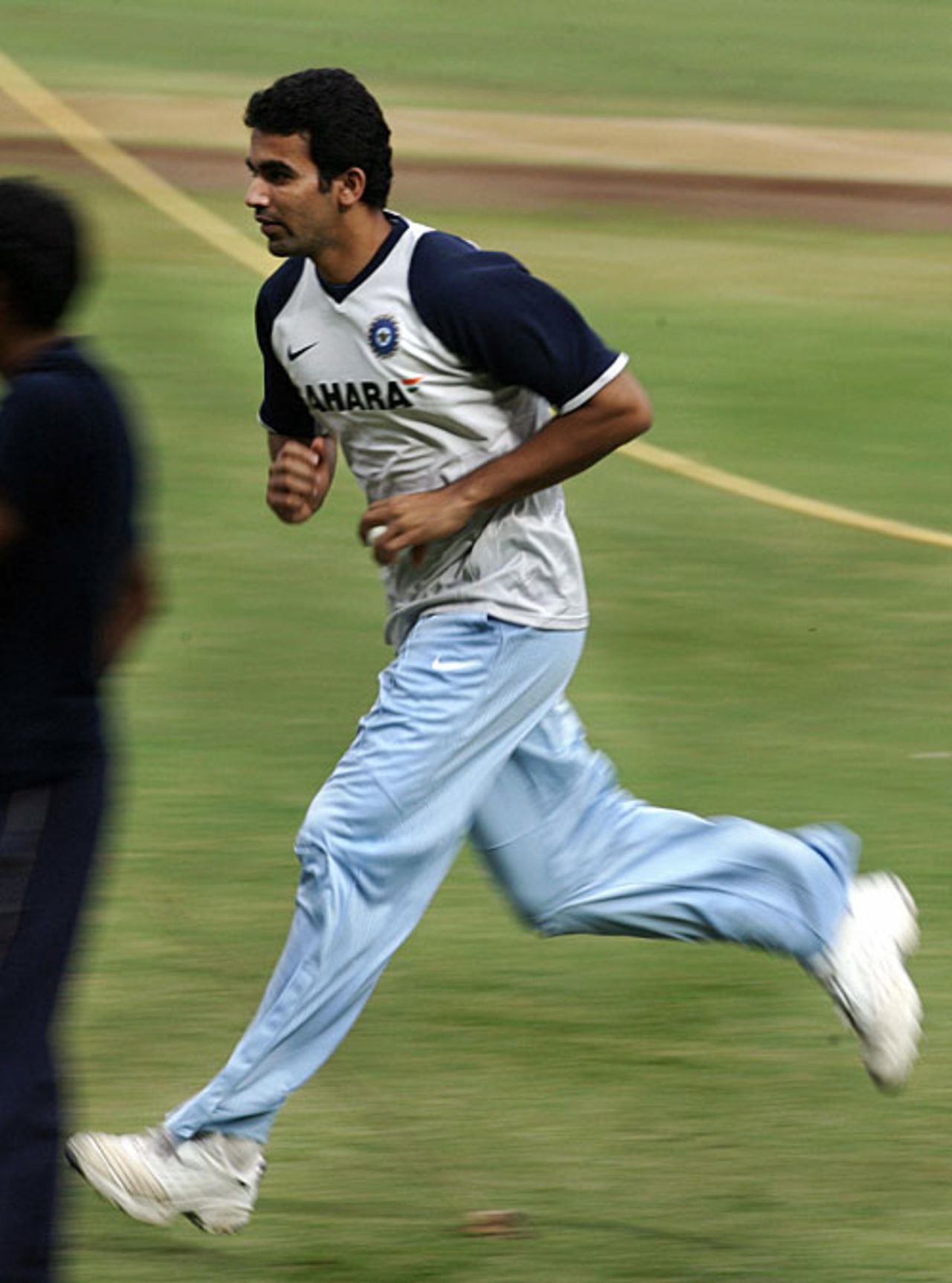 Zaheer Khan races in to bowl, Bangalore, September 27, 2007