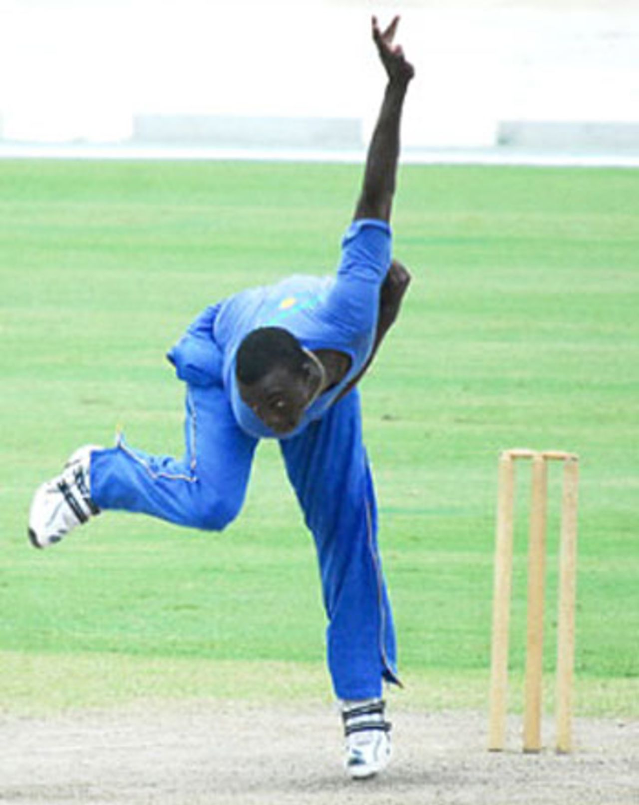 Kemar Roach in action, Barbados trial match, Kensington Oval, September 25, 2007