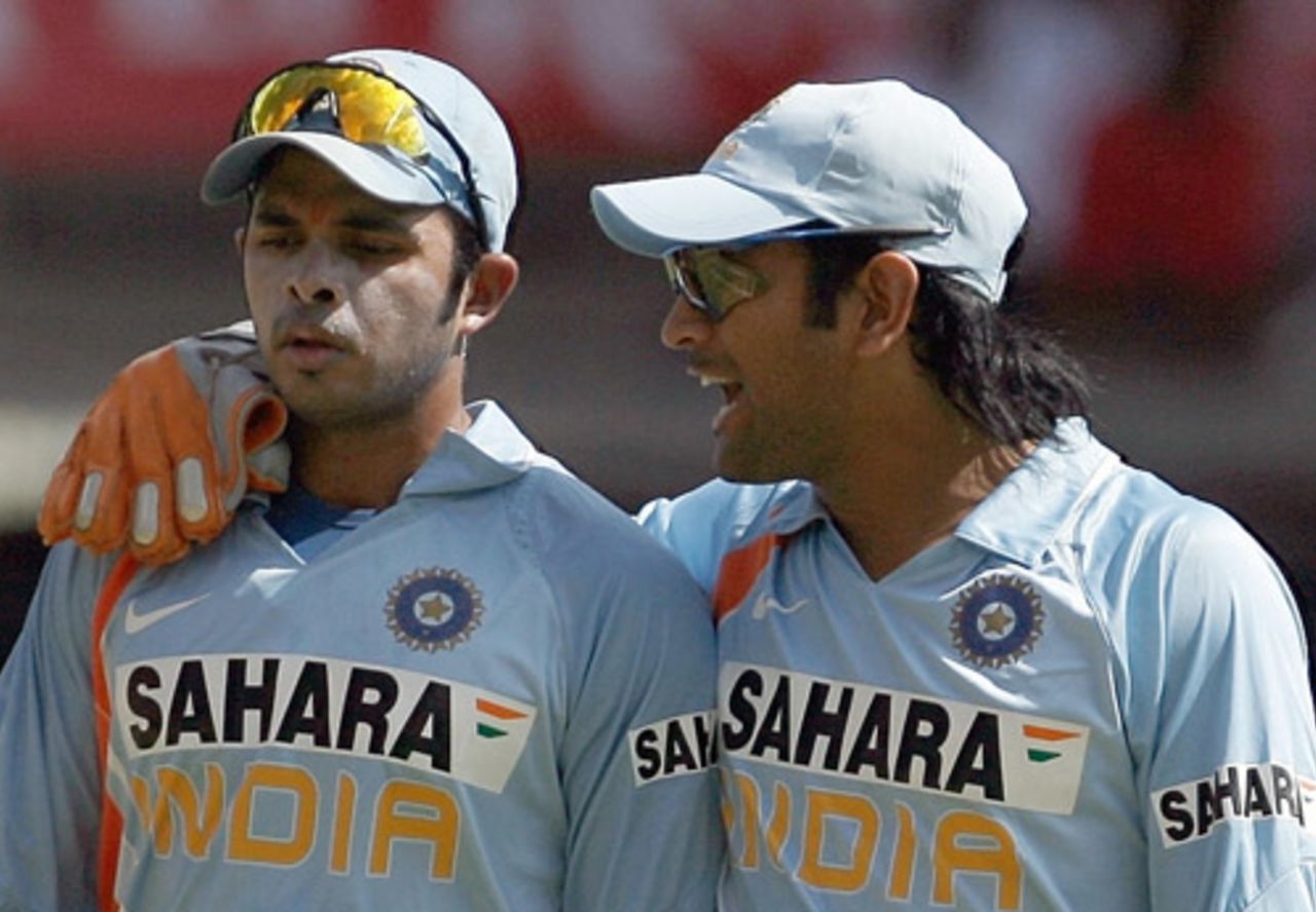 Mahendra Singh Dhoni has a word with Sreesanth, India v Australia, 1st ODI, Bangalore, September 29, 2007