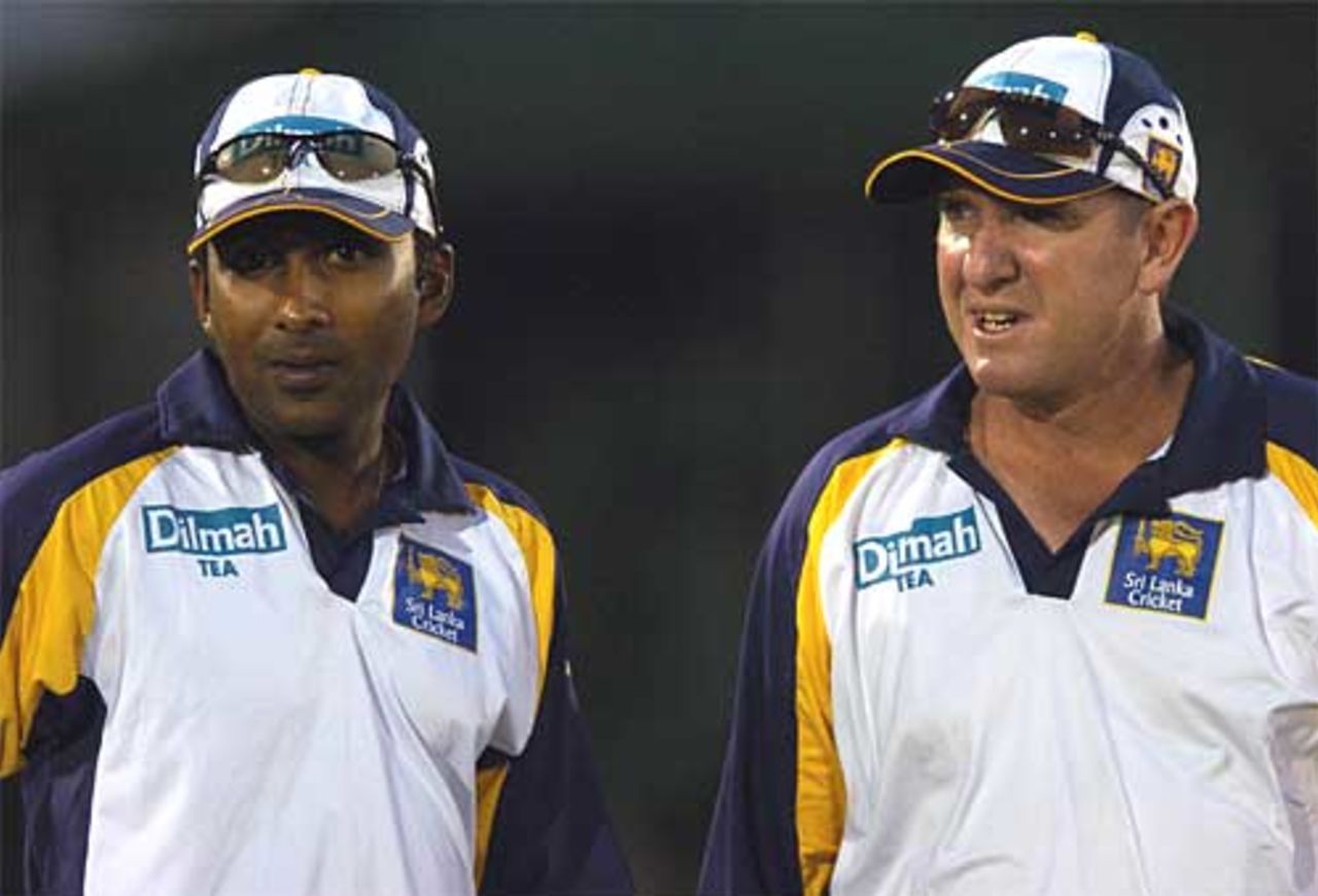 Mahela Jayawardene and Trevor Bayliss chew the fat, Dambulla, September 30, 2007