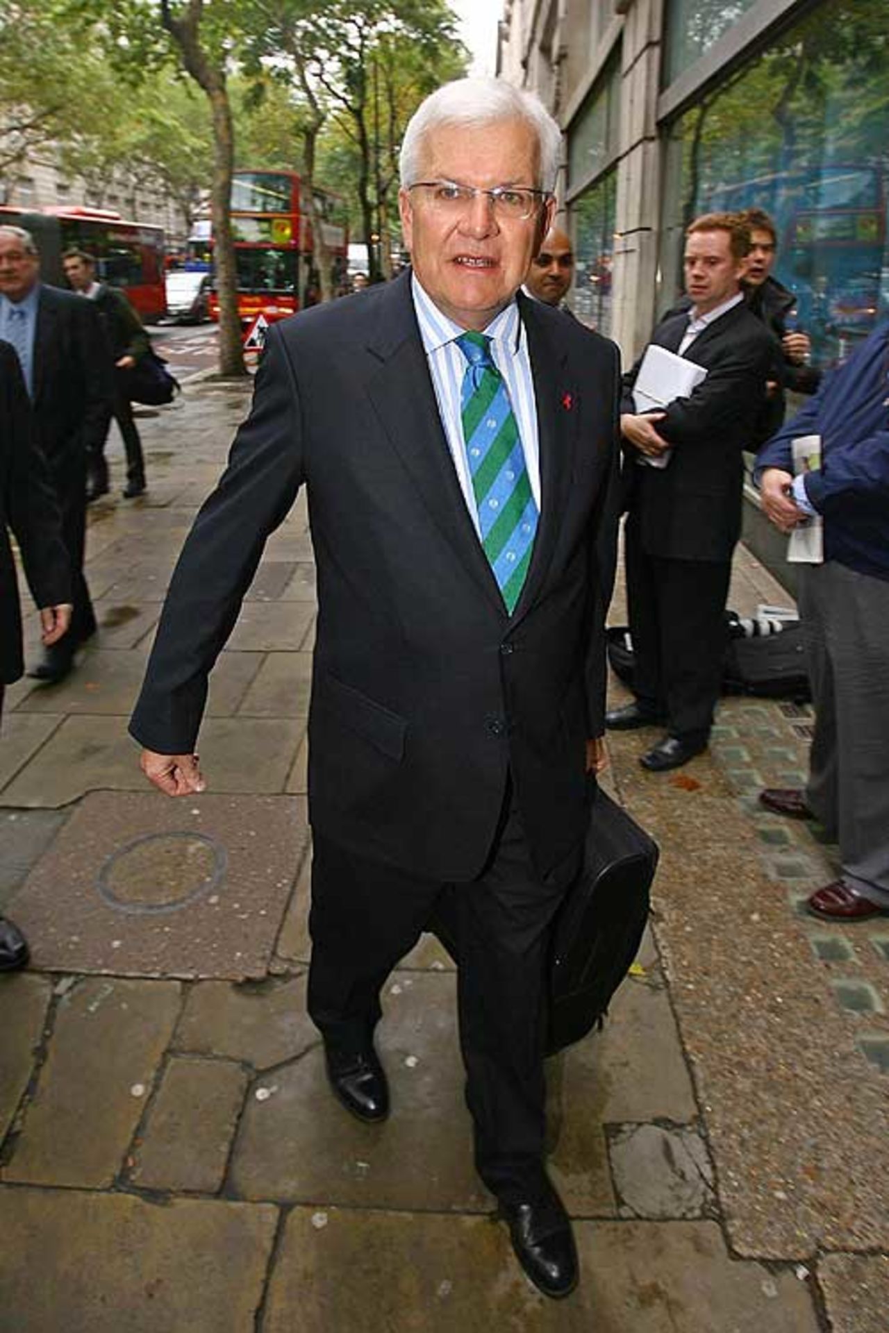 Malcolm Speed walks to the high court, ahead of Darrell Hair's employment tribunal, October 1, 2007