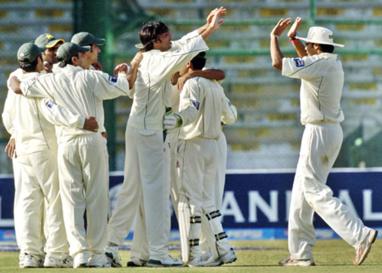 Mohammad Asif is congratulated by his team-mates after he dismissed Hashim Amla, Pakistan v South Africa, 1st Test, Karachi, 1st day, October 1, 2007