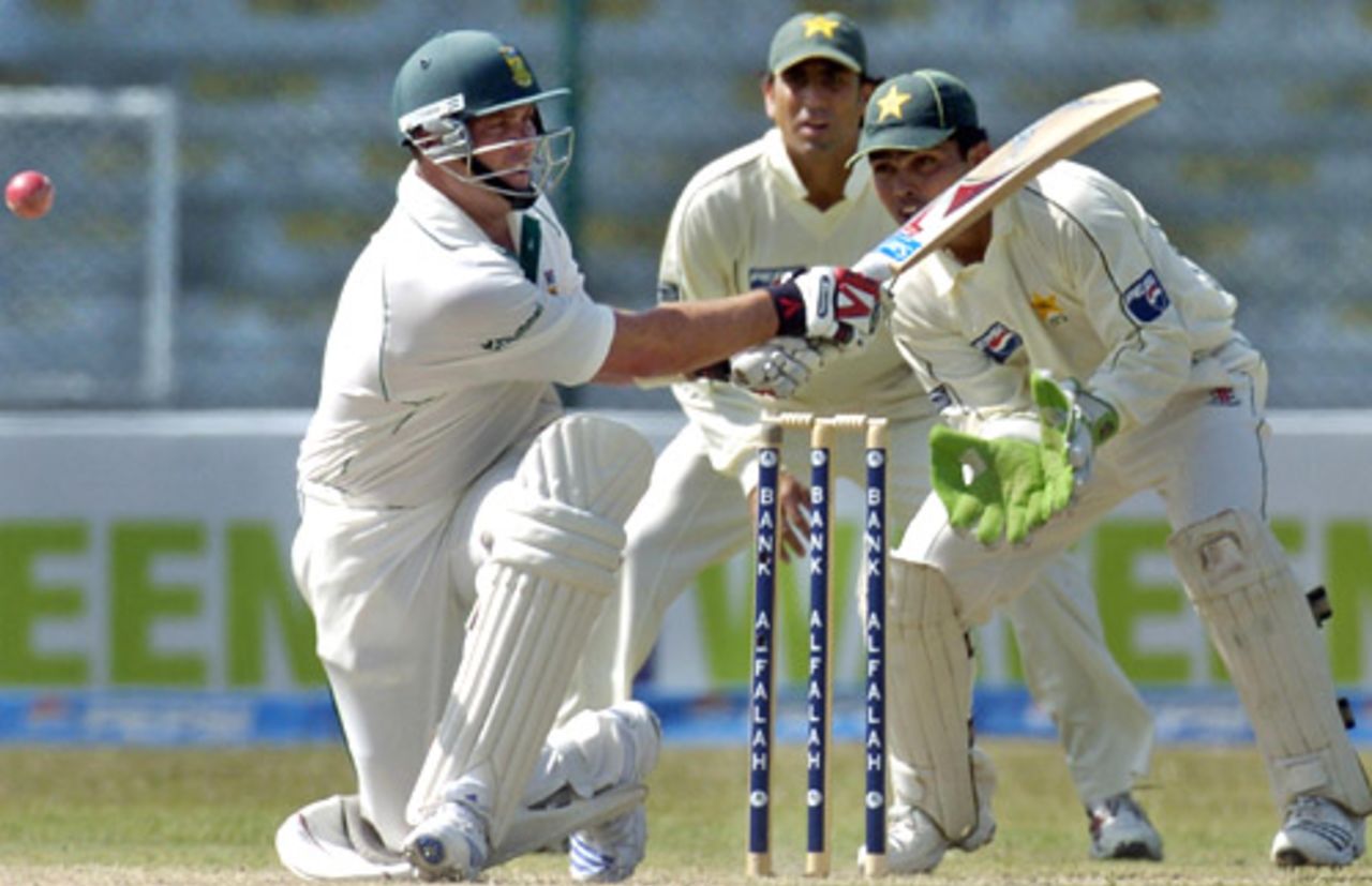 Jacques Kallis miscues a sweep shot, Pakistan v South Africa, 1st Test, Karachi, 1st day, October 1, 2007