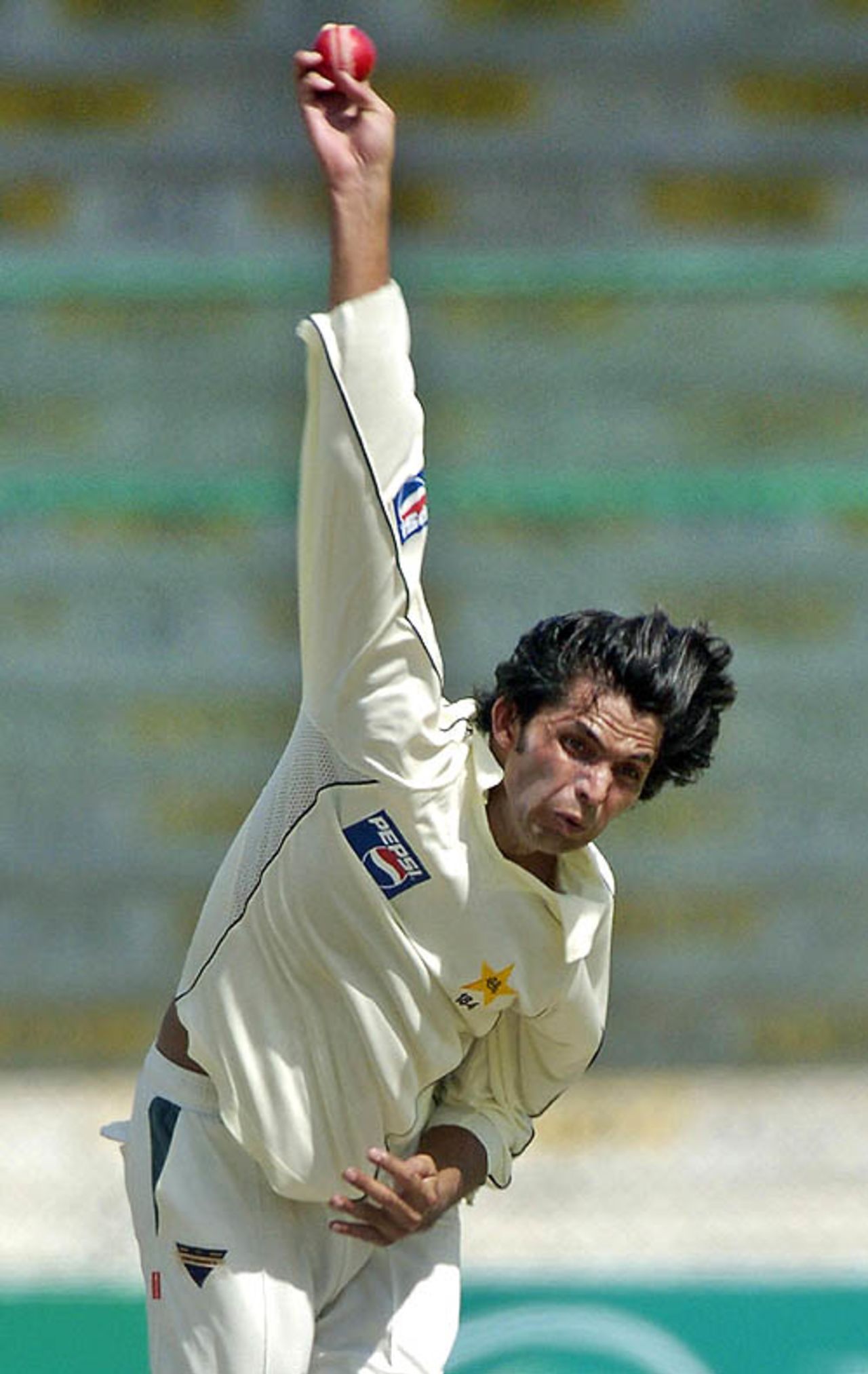 Mohammad Asif exhibits an upright seam position, Pakistan v South Africa, 1st Test, Karachi, 1st day, October 1, 2007