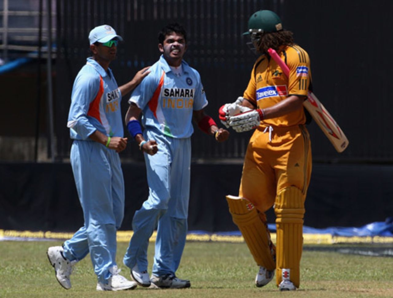 Rahul Dravid tries to calm a heated moment between Sreesanth and Andrew Symonds, India v Australia, 2nd ODI, Kochi, October 2, 2007
