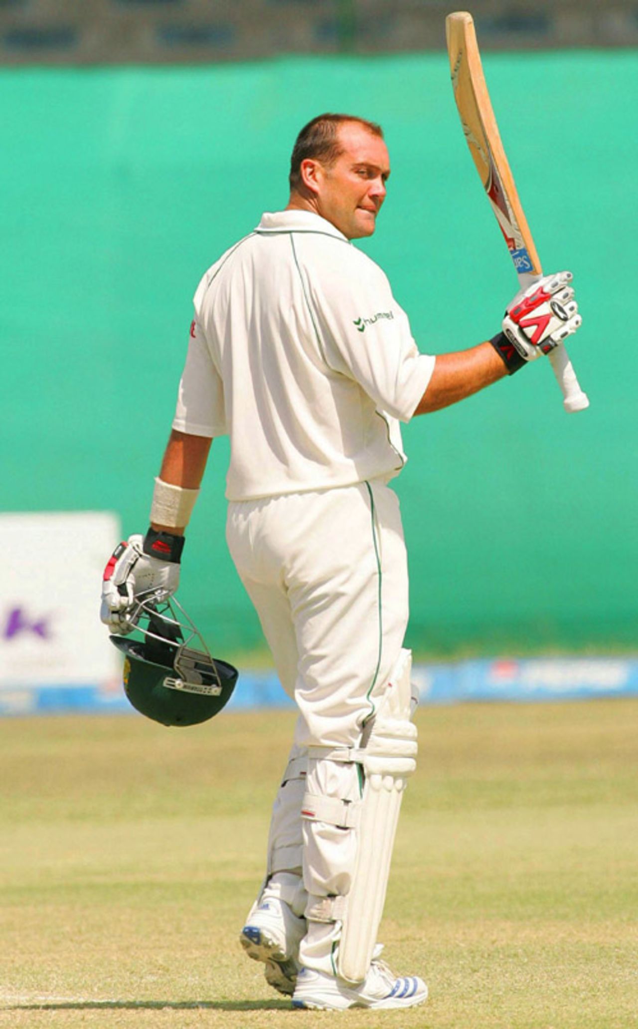 Jacques Kallis acknowledges the cheers after crossing the 150-run mark, Pakistan v South Africa, 1st Test, Karachi, 2nd day, October 2, 2007
