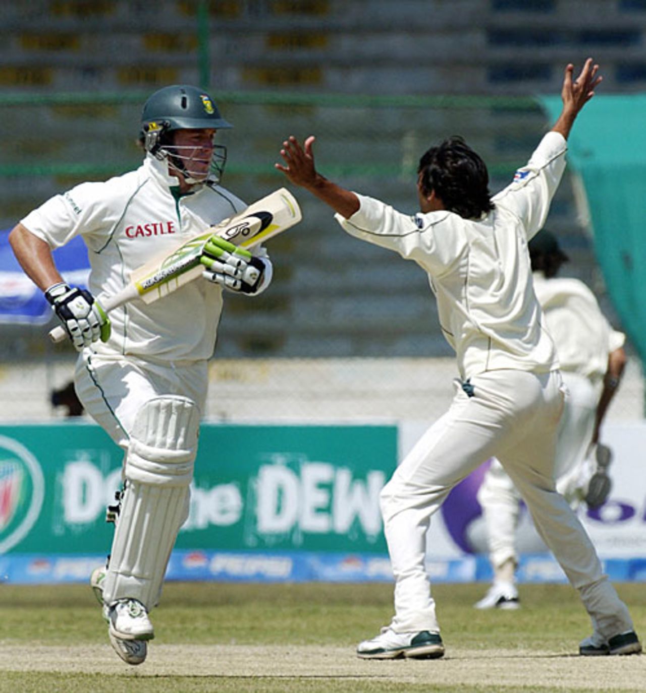 Mohammad Asif appeals unsuccessfully, Pakistan v South Africa, 1st Test, Karachi, 2nd day, October 2, 2007