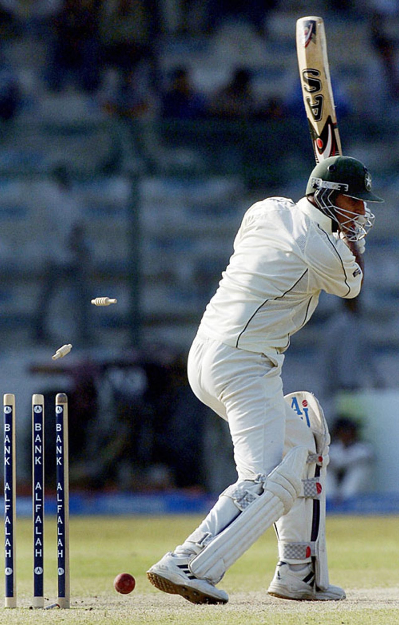 Faisal Iqbal is bowled by Jacques Kallis, Pakistan v South Africa, 1st Test, Karachi, 2nd day, October 2, 2007