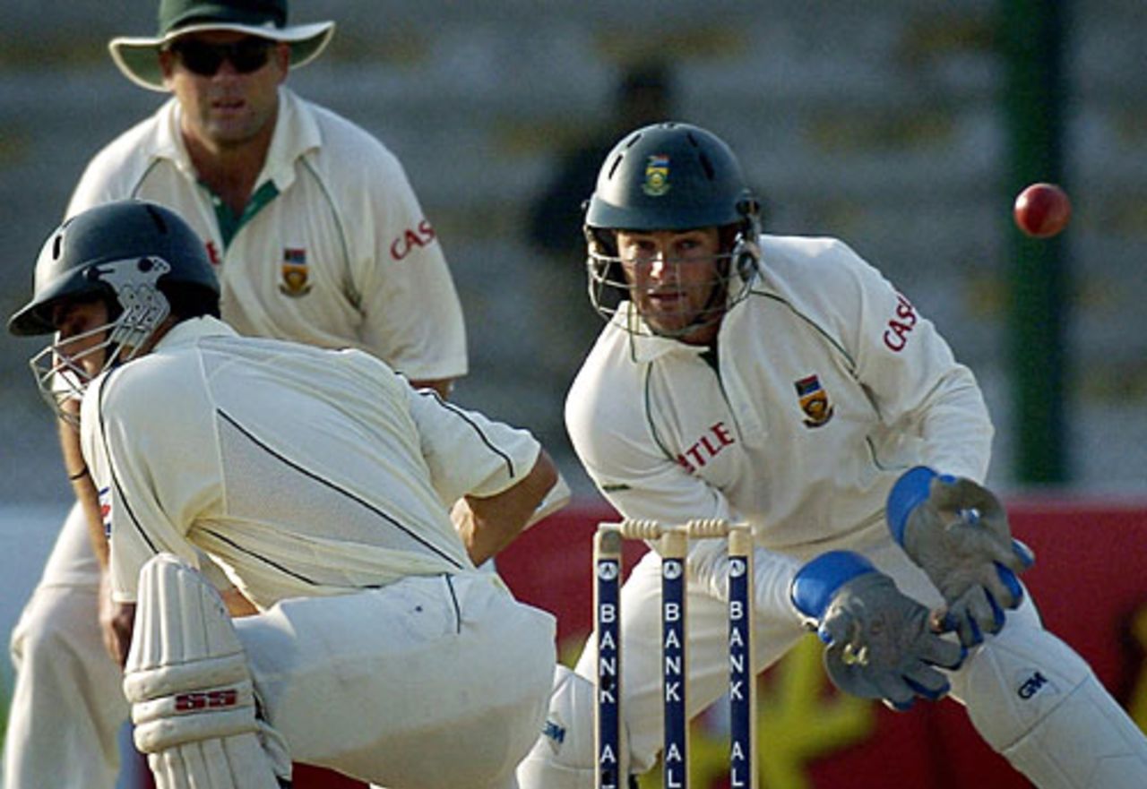 Mark Boucher looks on as a Paul Harris delivery turns turns sharply, Pakistan v South Africa, 1st Test, Karachi, 2nd day, October 2, 2007
