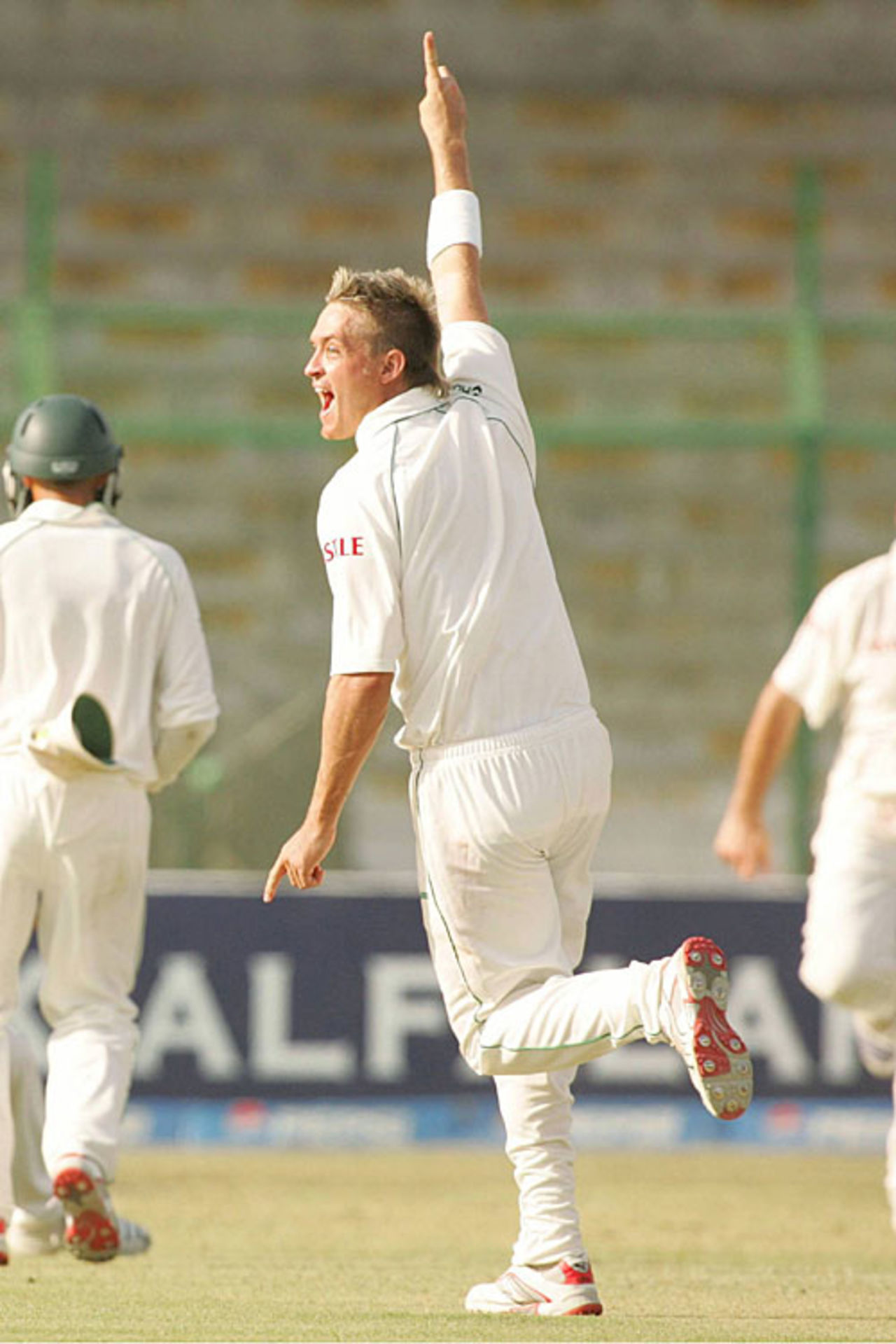 Paul Harris successfully appeals for the wicket of Kamran Akmal, Pakistan v South Africa, 1st Test, Karachi, 2nd day, October 2, 2007