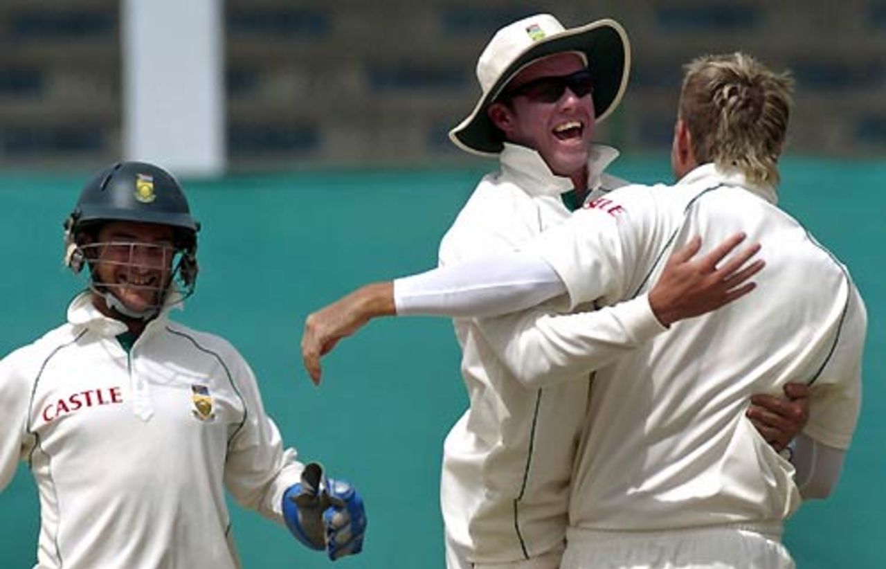 South Africa celebrate a strike and gain the upper hand, Pakistan v South Africa, 1st Test, Karachi, 3rd day, October 3, 2007