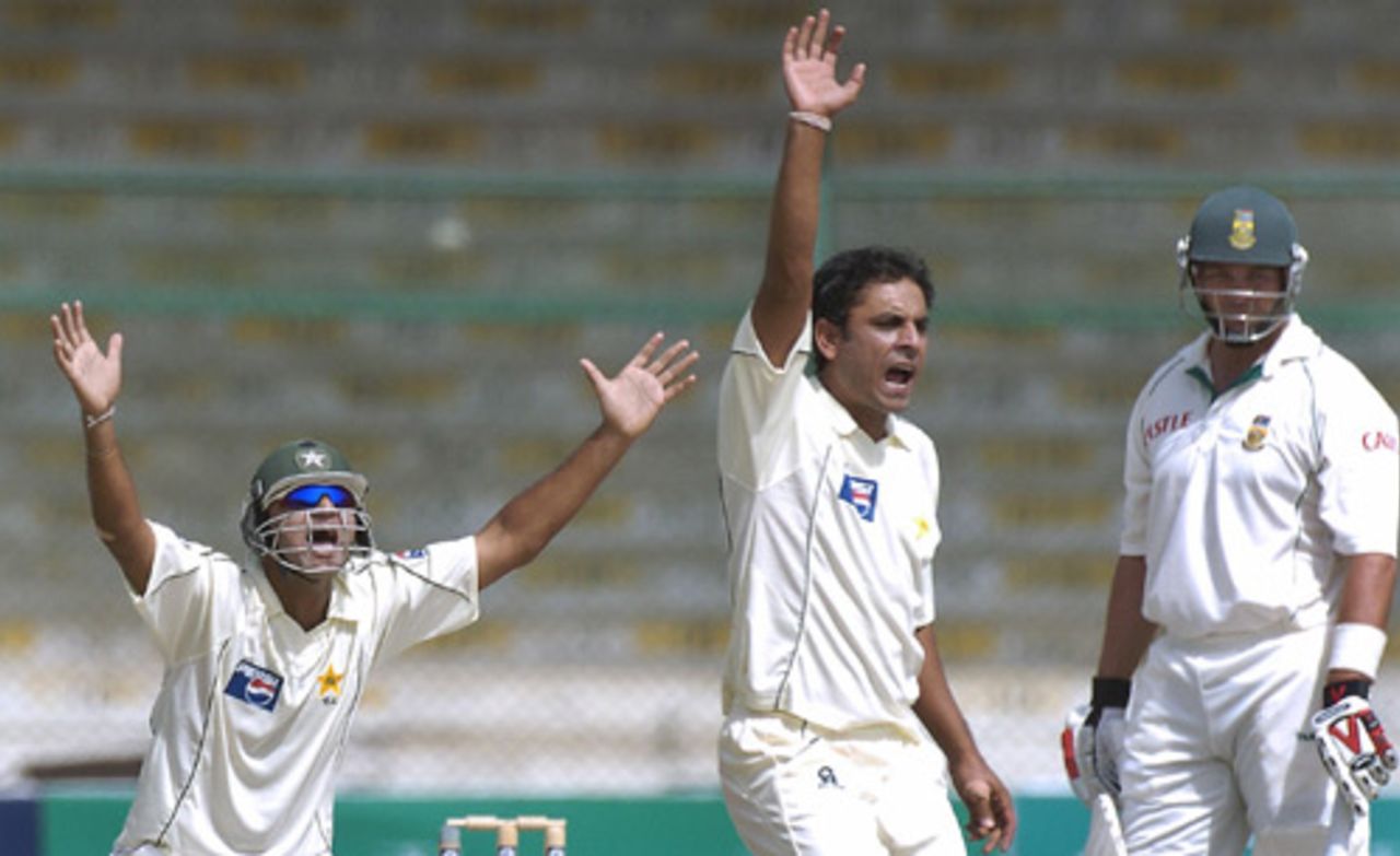 Faisal Iqbal and Abdur Rehman make an unsuccessful lbw appeal against Jacques Kallis, Pakistan v South Africa, 1st Test, Karachi, 4th day, October 4, 2007
