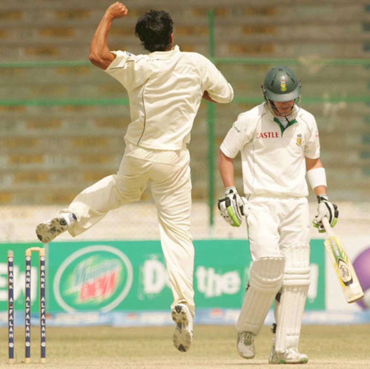 Abdur Rehman exults at dismissing AB de Villiers, Pakistan v South Africa, 1st Test, Karachi, 4th day, October 4, 2007
