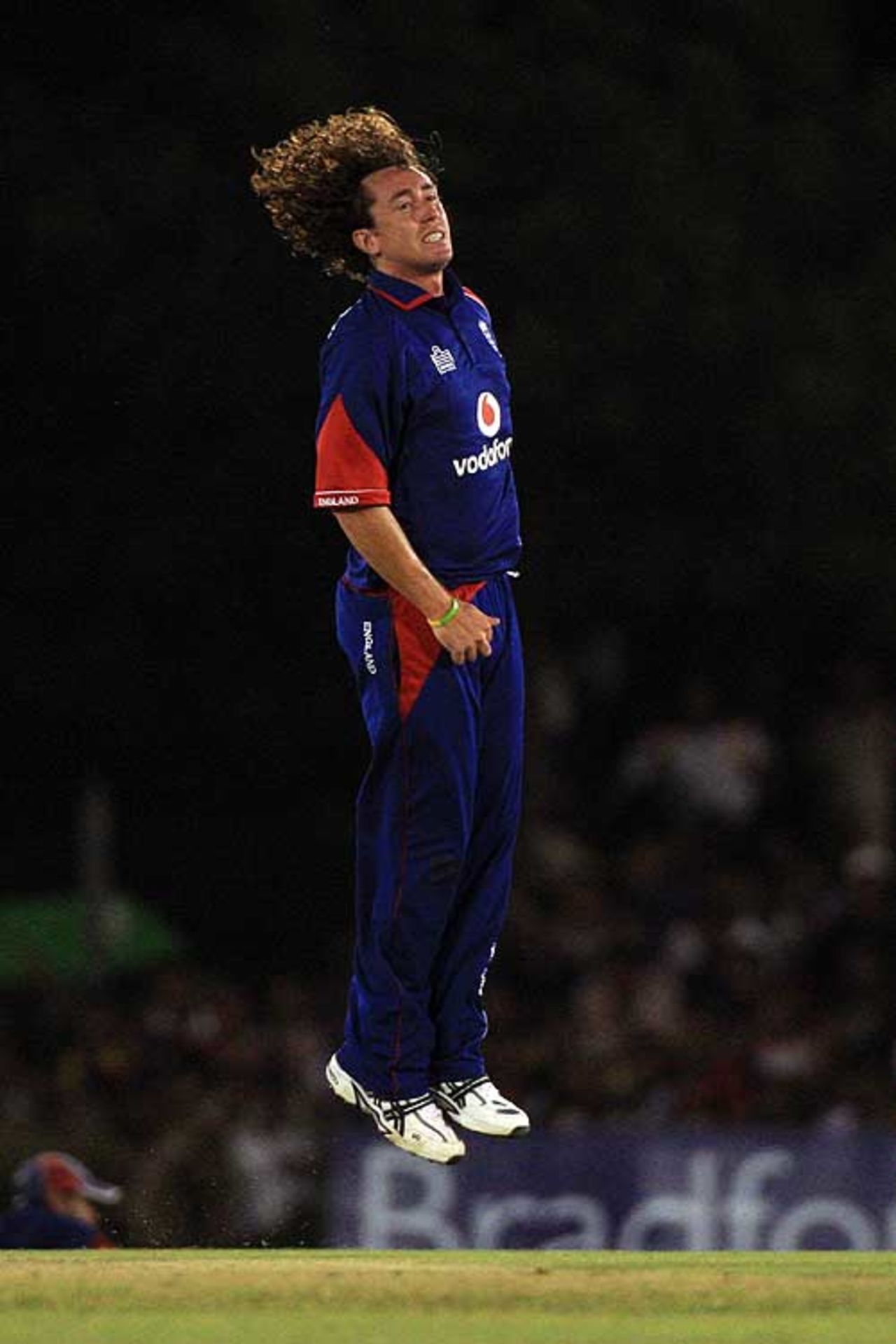 Ryan Sidebottom's celebrations are cut short, as Alastair Cook drops Kumar Sangakkara at slip, Sri Lanka v England, 2nd ODi, Dambulla, October 4, 2007