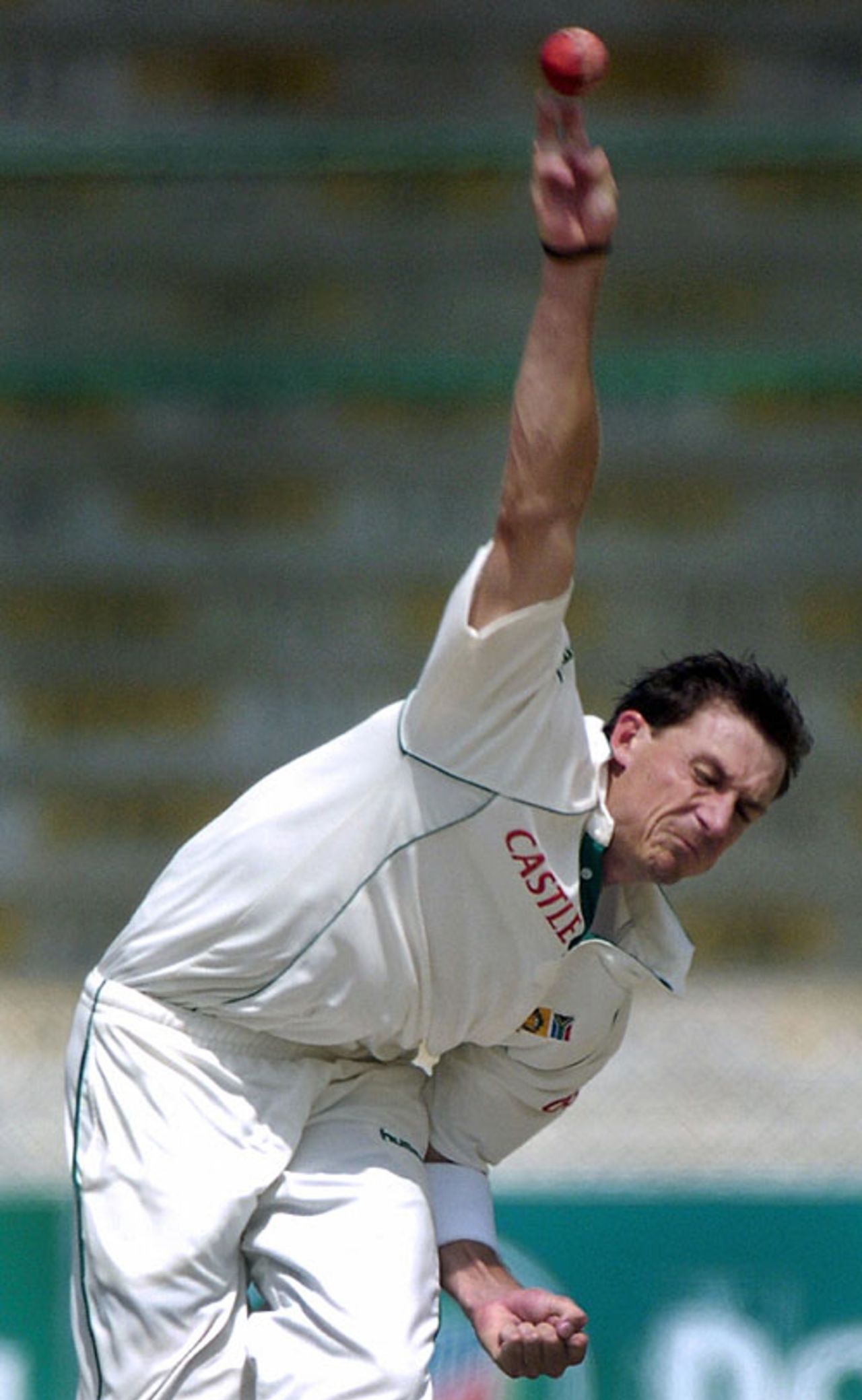 Dale Steyn delivers the ball, Pakistan v South Africa, 1st Test, Karachi, 5th day, October 5, 2007