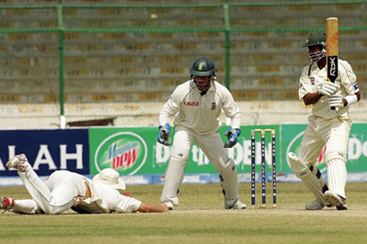 AB de Villiers unsuccessfully tries to take a catch off Shoaib Malik, Pakistan v South Africa, 1st Test, Karachi, 5th day, October 5, 2007