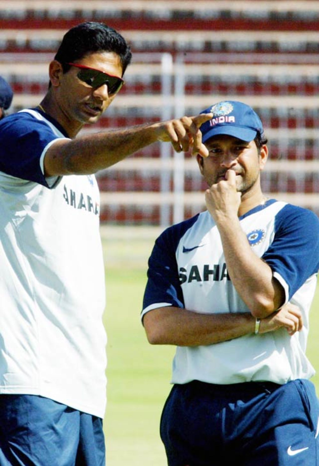 Venkatesh Prasad has a chat with Sachin Tendulkar, Chandigarh, October 7, 2007
