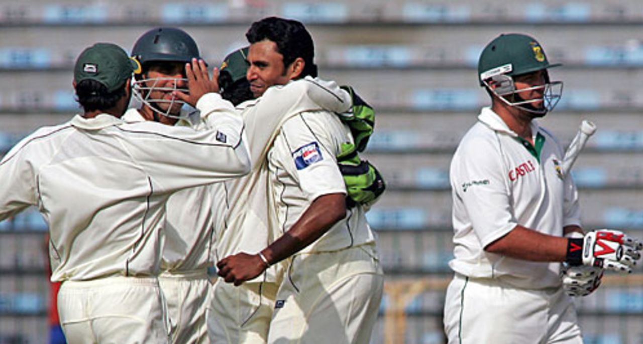 Jacques Kallis was dismissed by Danish Kaneria for 59, Pakistan v South Africa, 2nd Test, Lahore, 1st Test, October 8, 2007
