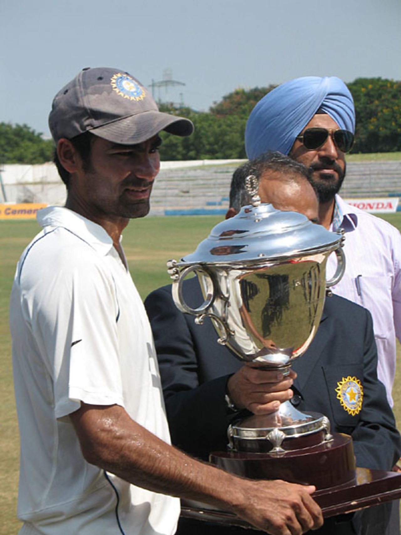 Mohammad Kaif holds the Irani Trophy, Mumbai v Rest of India, 4th day, Rajkot, Irani Trophy, October 9, 2007