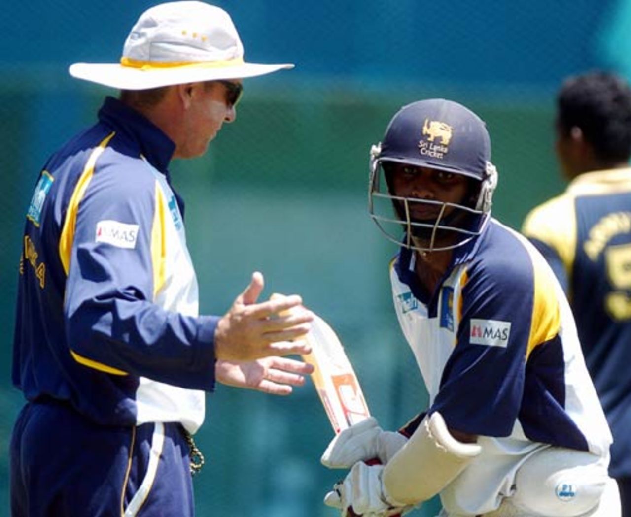 Chamara Silva receives instructions from coach Trevor Bayliss, Colombo, October 9, 2007