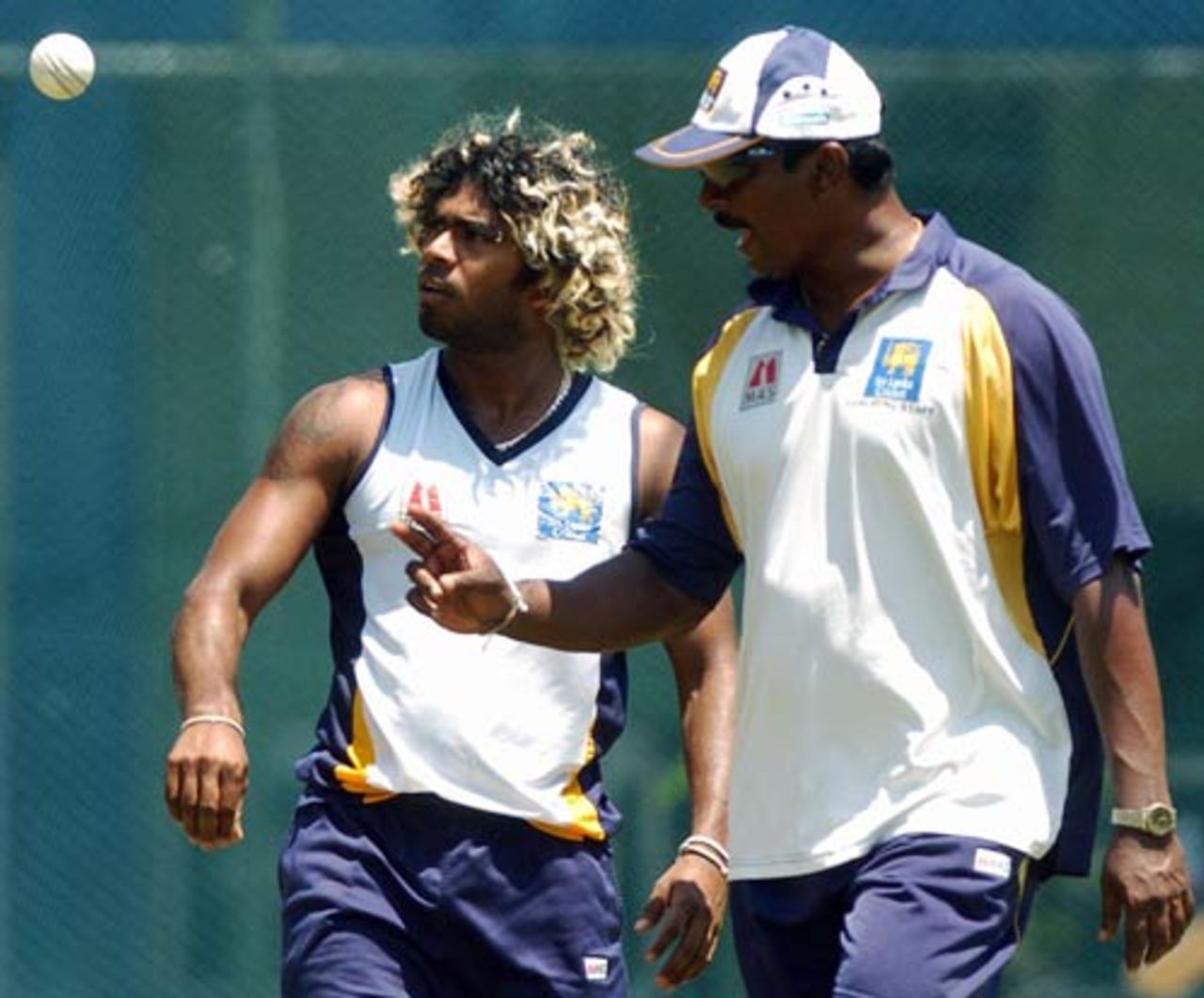 Lasith Malinga discusses with bowling coach Champaka Ramanayake, Colombo, October 9, 2007