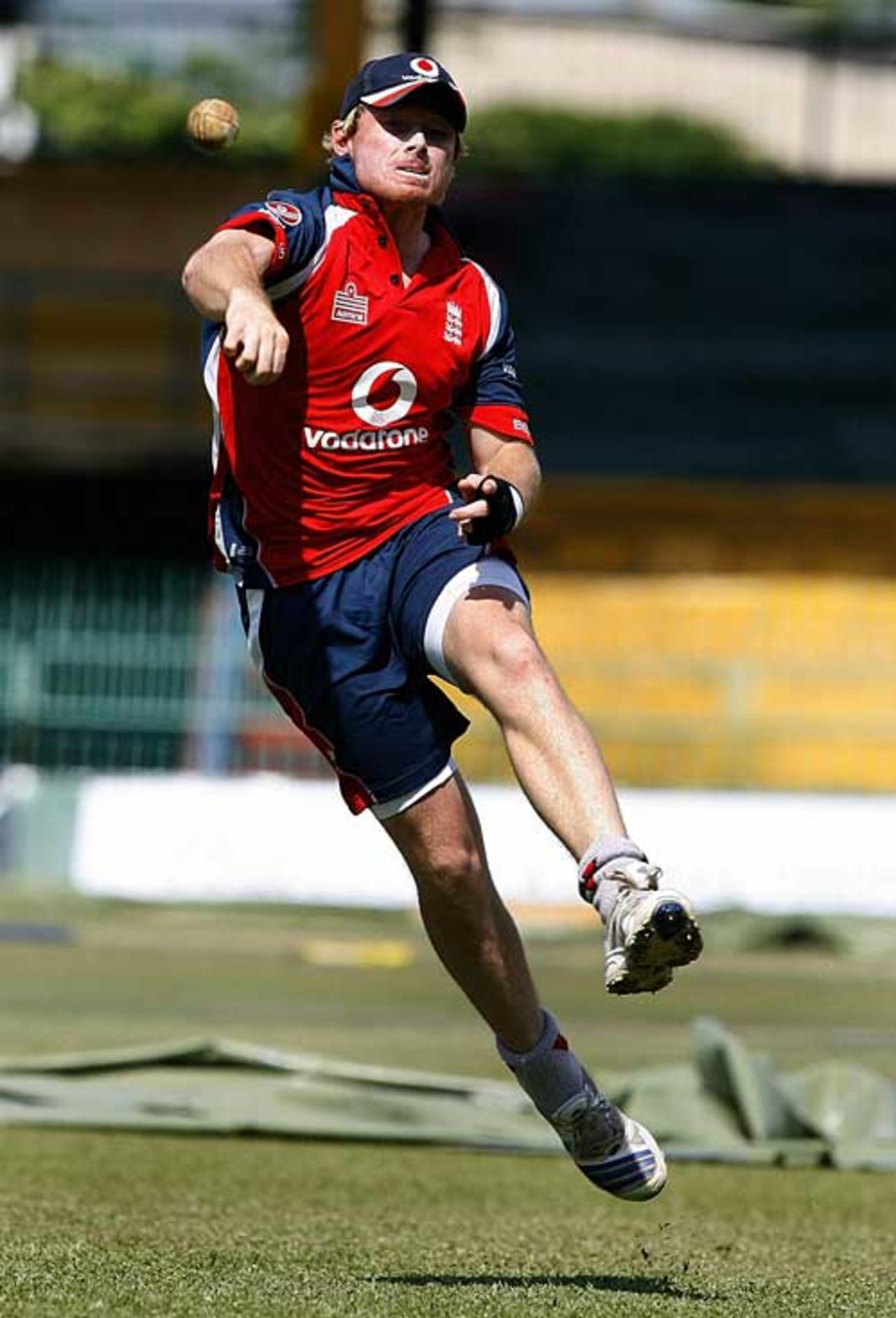 Ian Bell takes aim during England's fielding drills, Colombo, October 9, 2007