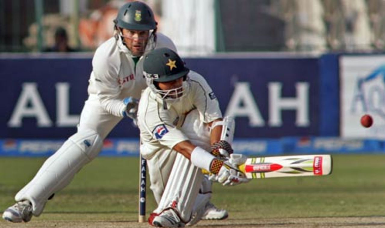 Kamran Akmal has the energy to sweep after two long days behind the stumps, Pakistan v South Africa, 2nd Test, Lahore, 2nd day, October 9, 2007