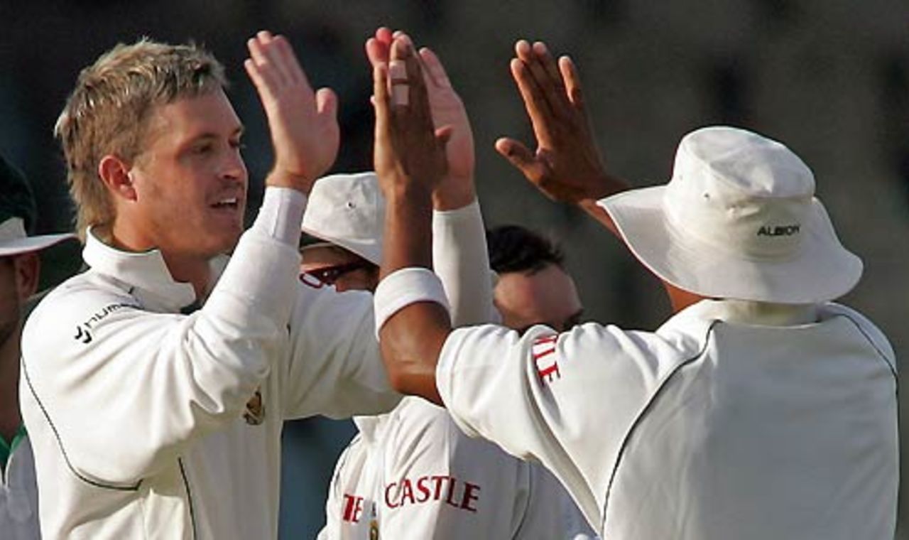 Paul Harris pegs Pakistan back with two wickets in quick succession, Pakistan v South Africa, 2nd Test, Lahore, 2nd day, October 9, 2007