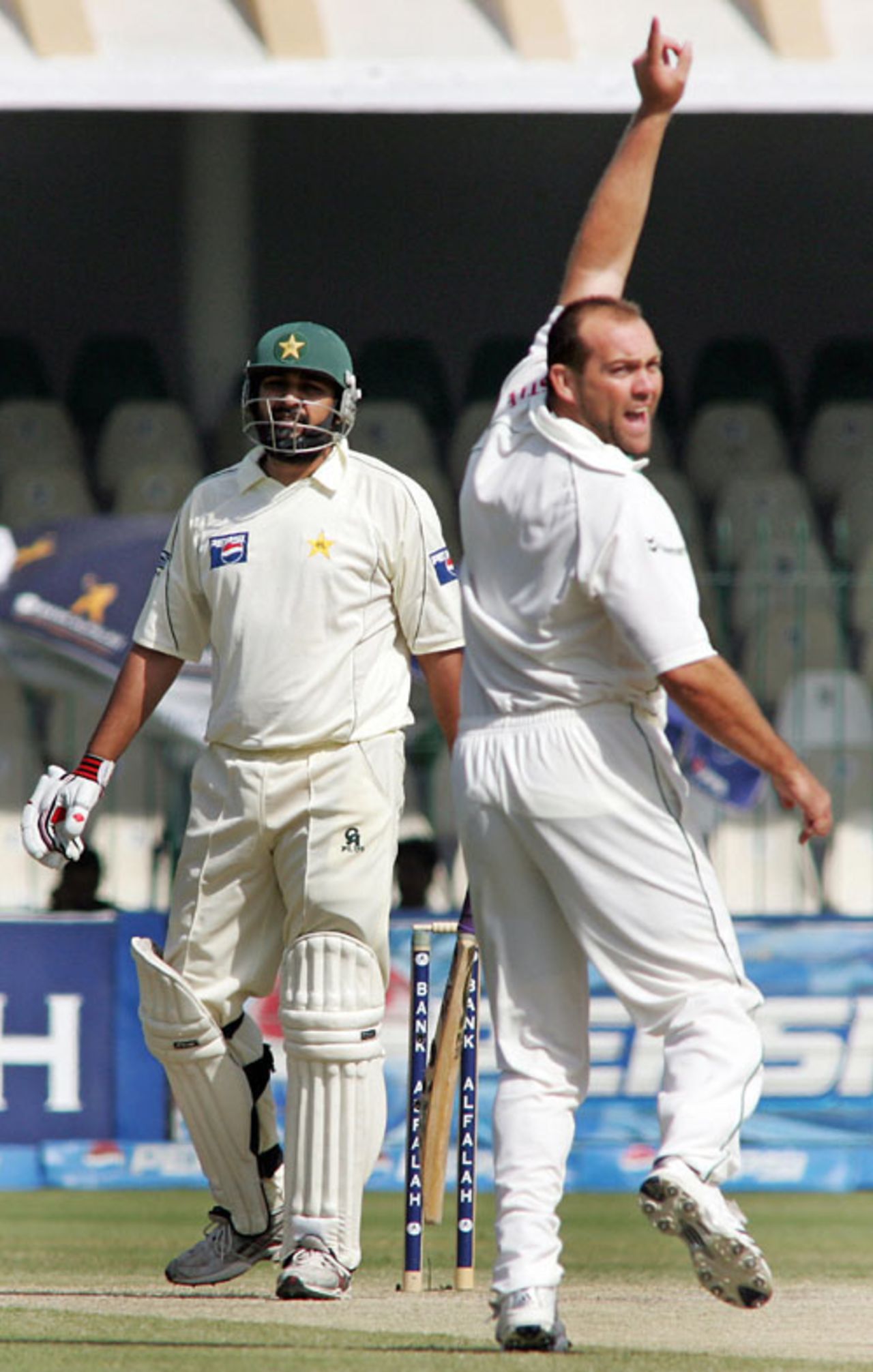 Jacques Kallis successfully appeals for Inzamam-ul-Haq's wicket, Pakistan v South Africa, 2nd Test, Lahore, 3rd day, October 10, 2007
