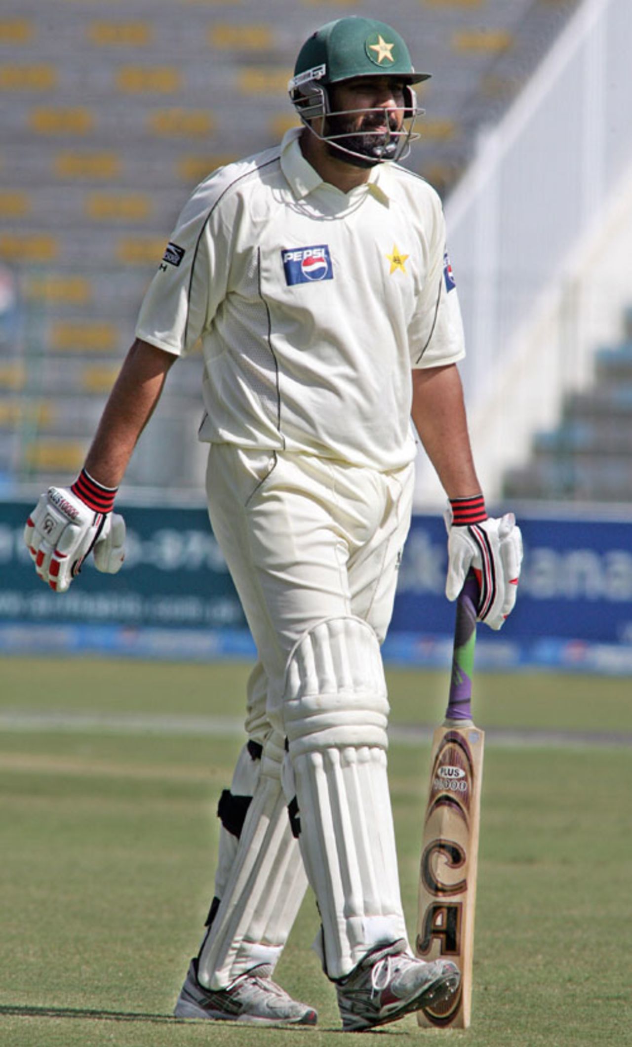 Inzamam-ul-Haq returns to the pavilion after his penultimate innings, Pakistan v South Africa, 2nd Test, Lahore, 3rd day, October 10, 2007 
