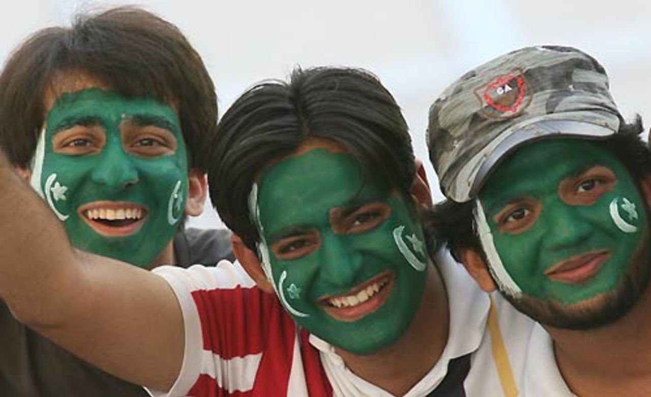 Pakistan fans didn't have much to cheer about though some managed a few smiles, Pakistan v South Africa, 2nd Test, Lahore, 3rd day, October 10, 2007