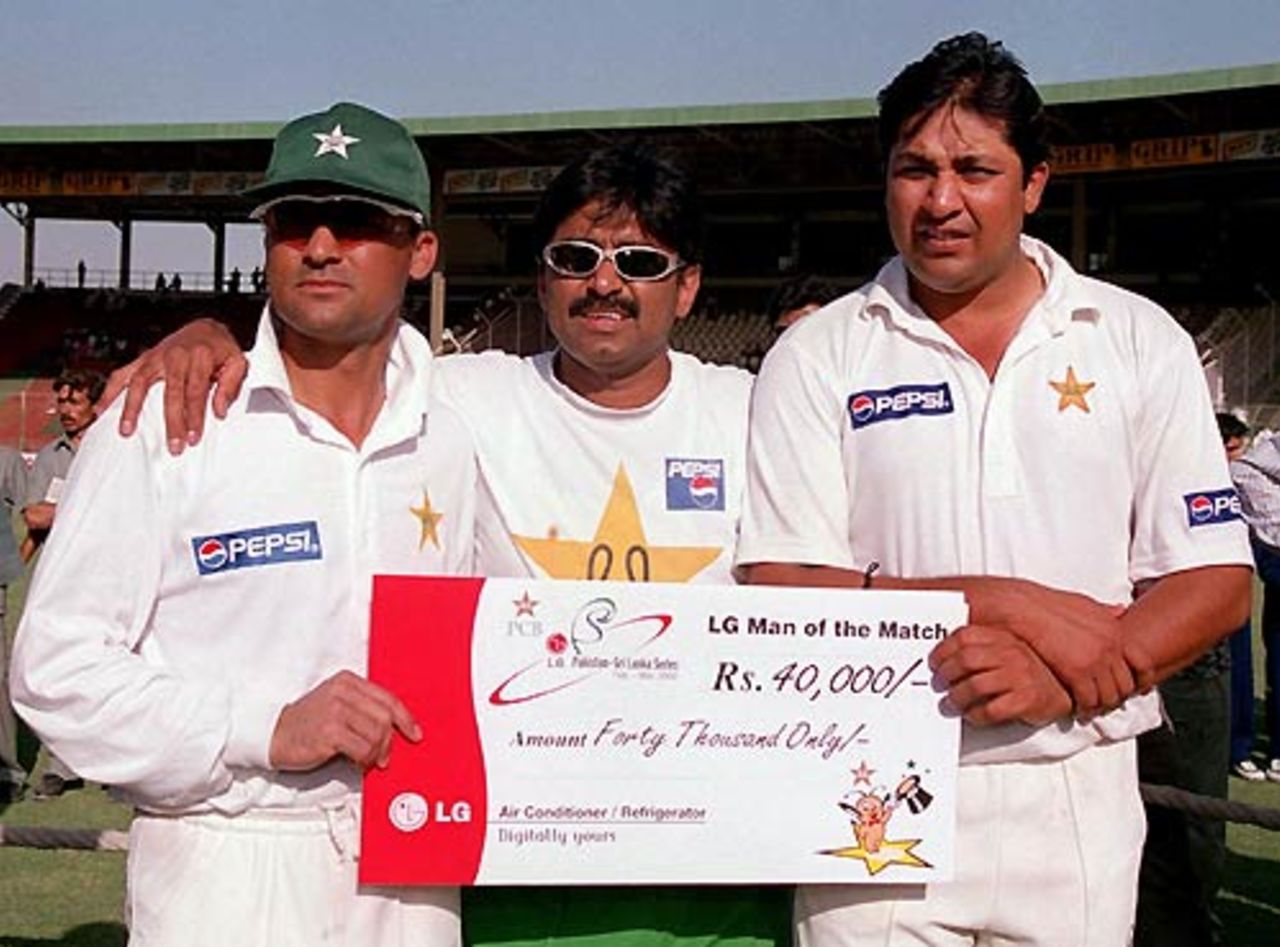 Inzamam-ul-Haq poses with the Man-of-the-Match award with Moin Khan and Javed Miandad, Pakistan v Sri Lanka, 3rd Test, Karachi, 4th day, March 15, 2000  