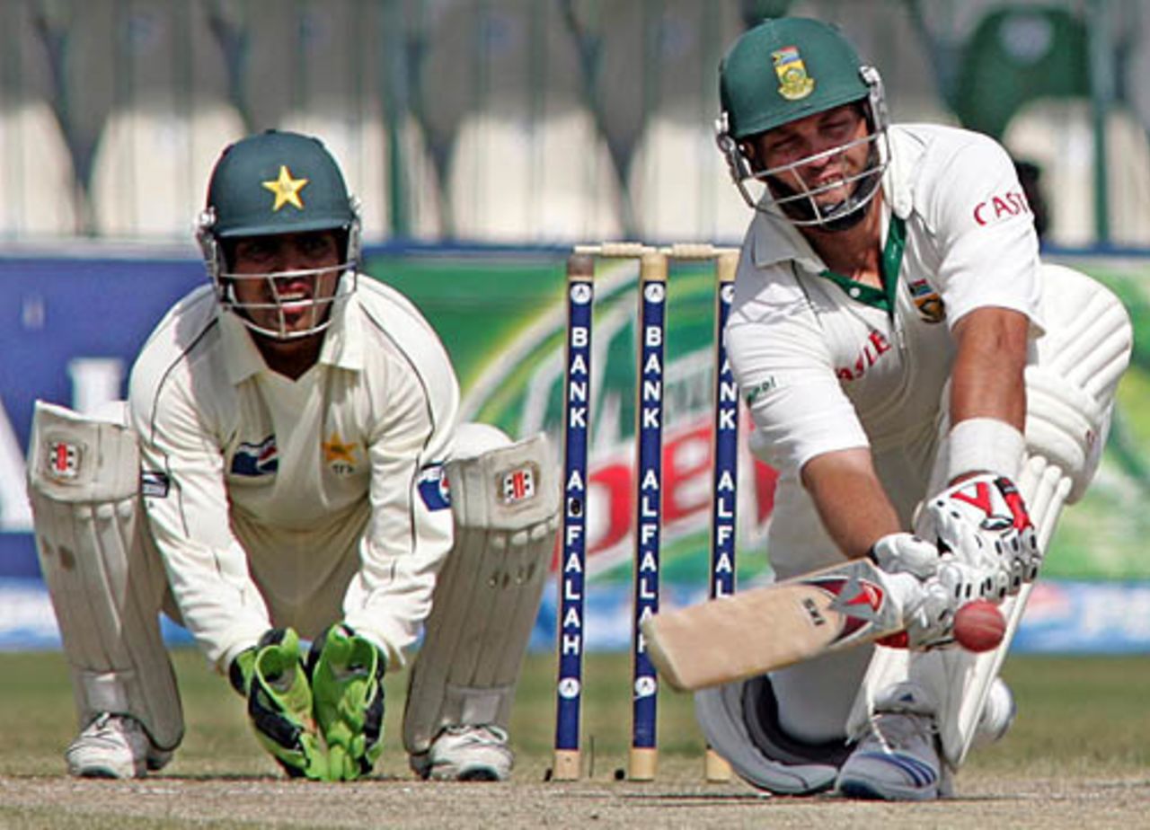 Jacques Kallis plays the sweep, Pakistan v South Africa, 2nd Test, Lahore, 4th day, October 11, 2007