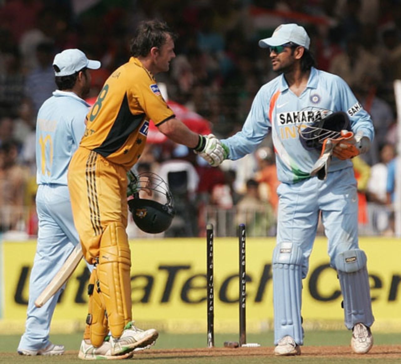 Adam Gilchrist is congratulated by Mahendra Singh Dhoni after Australia's win, India v Australia, 5th ODI, Vadodara, October 11, 2007