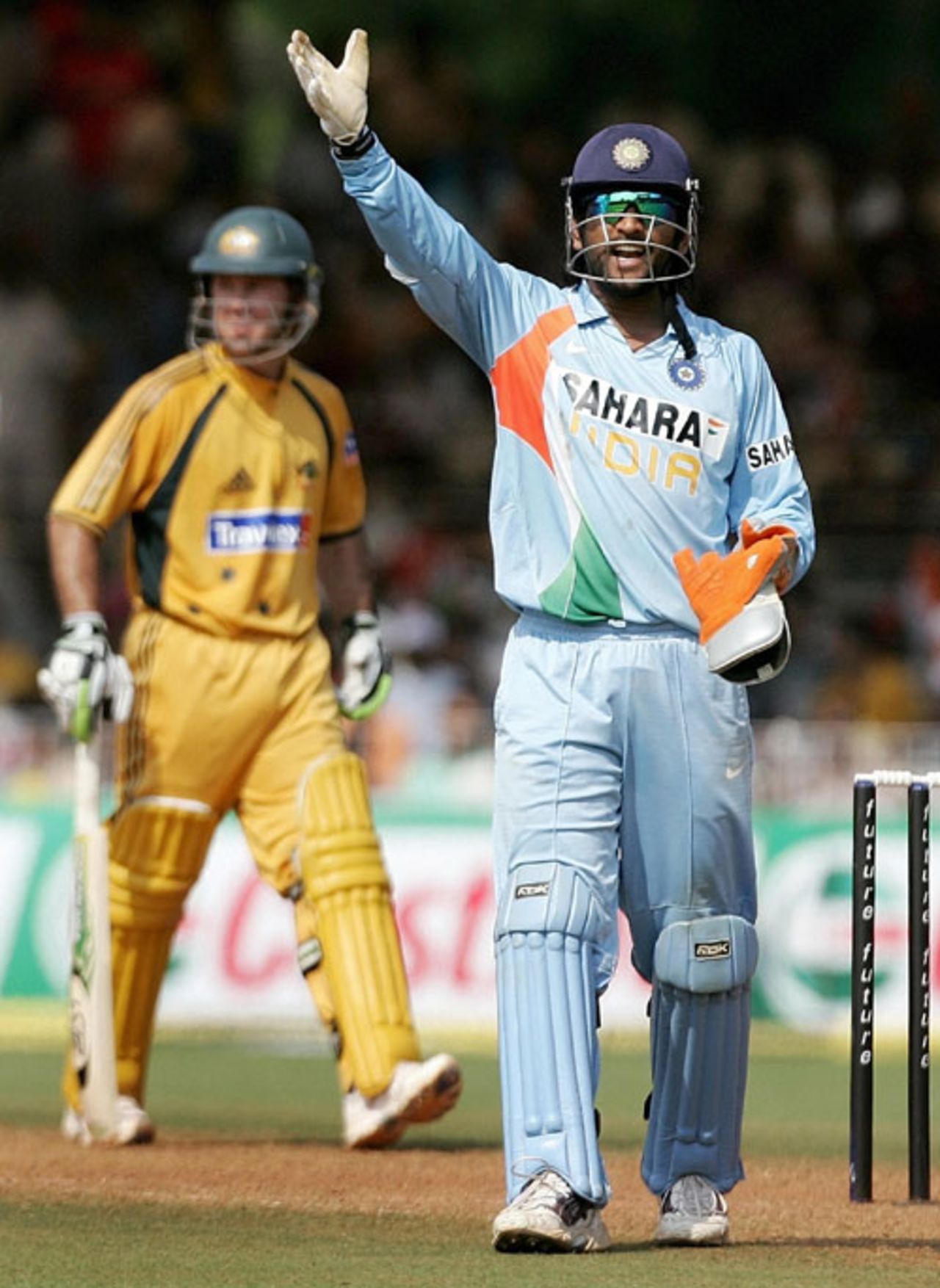 Mahendra Singh Dhoni shouts out his instructions, India v Australia, 5th ODI, Vadodara, October 11, 2007 
