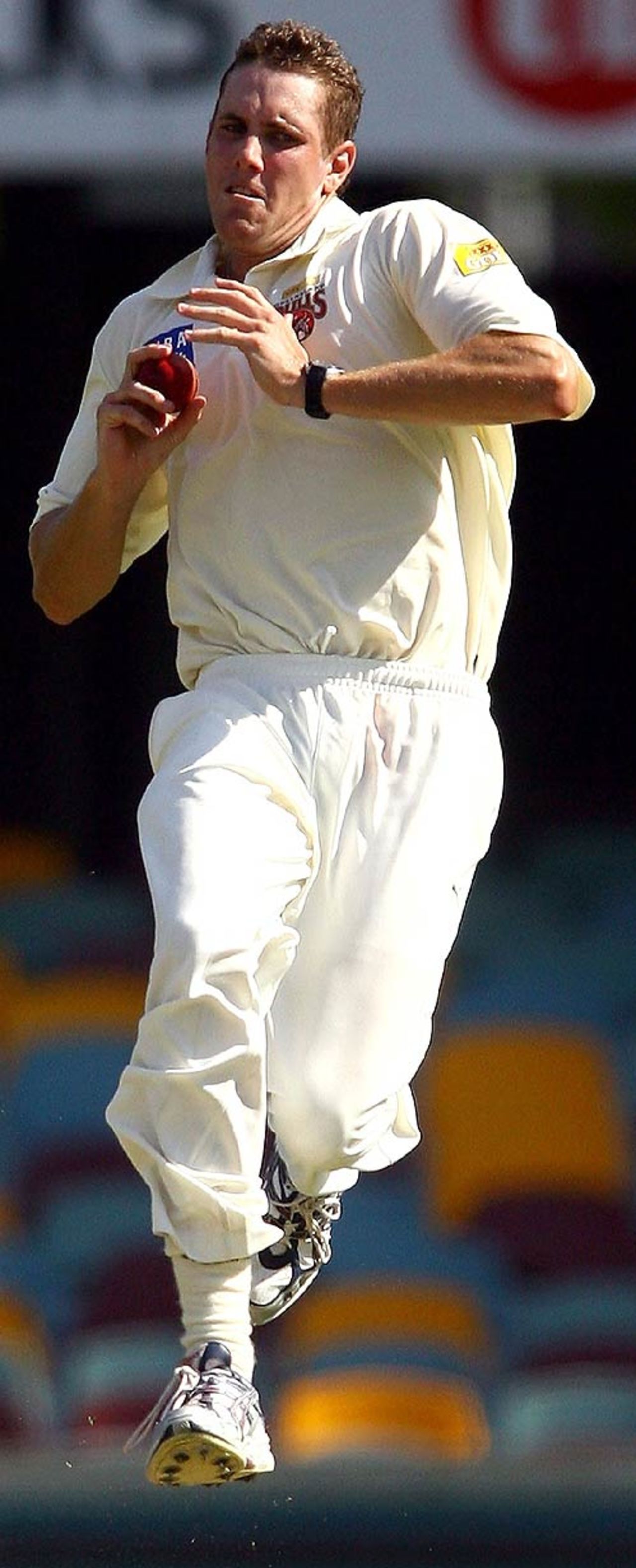 Grant Sullivan runs in to bowl, Queensland v Tasmania, Pura Cup, 1st day, Brisbane, October 12, 2007