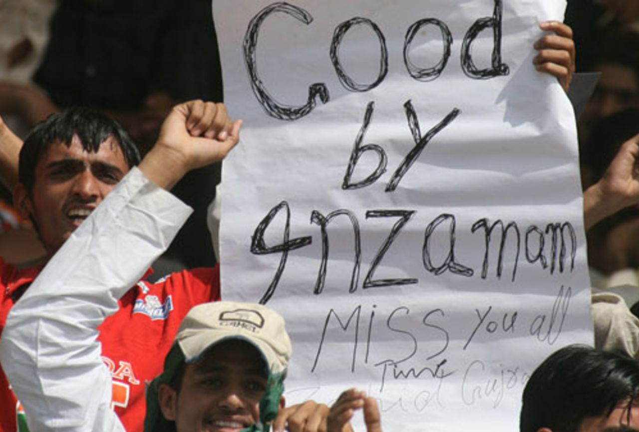 Fans show their admiration for Inzamam-ul-Haq during his last international innings, Pakistan v South Africa, 2nd Test, Lahore, 5th day, October 12, 2007