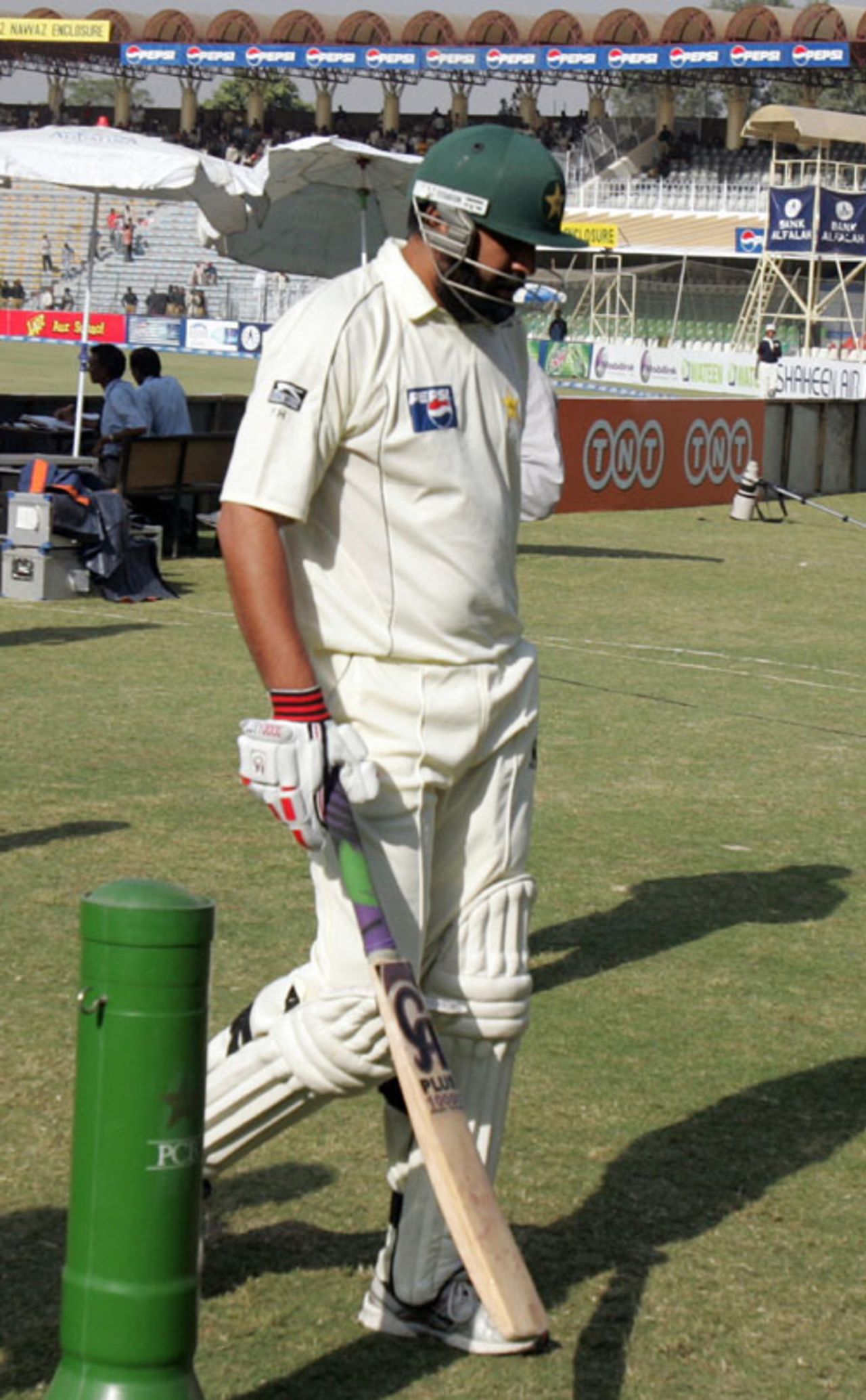 Inzamam-ul-Haq leaves the ground for good, Pakistan v South Africa, 2nd Test, Lahore, 5th day, October 12, 2007