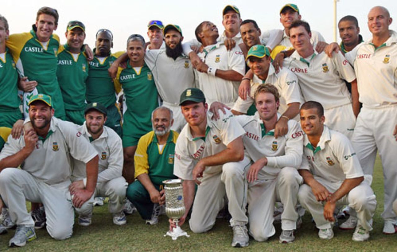 The victorious South African team pose with the series trophy, Pakistan v South Africa, 2nd Test, Lahore, 5th day, October 12, 2007