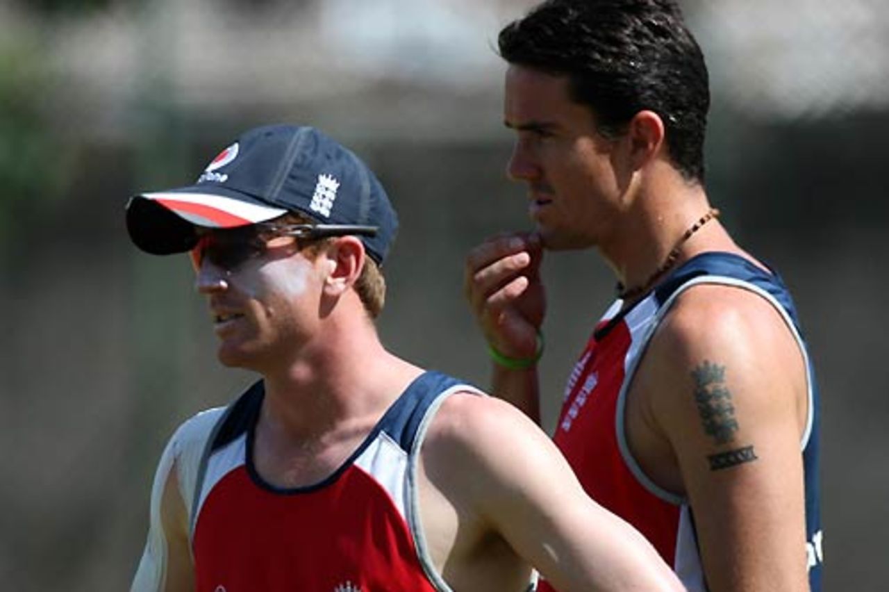 Paul Collingwood and Kevin Pietersen train at the R Premadasa Stadium, Colombo, October 12, 2007