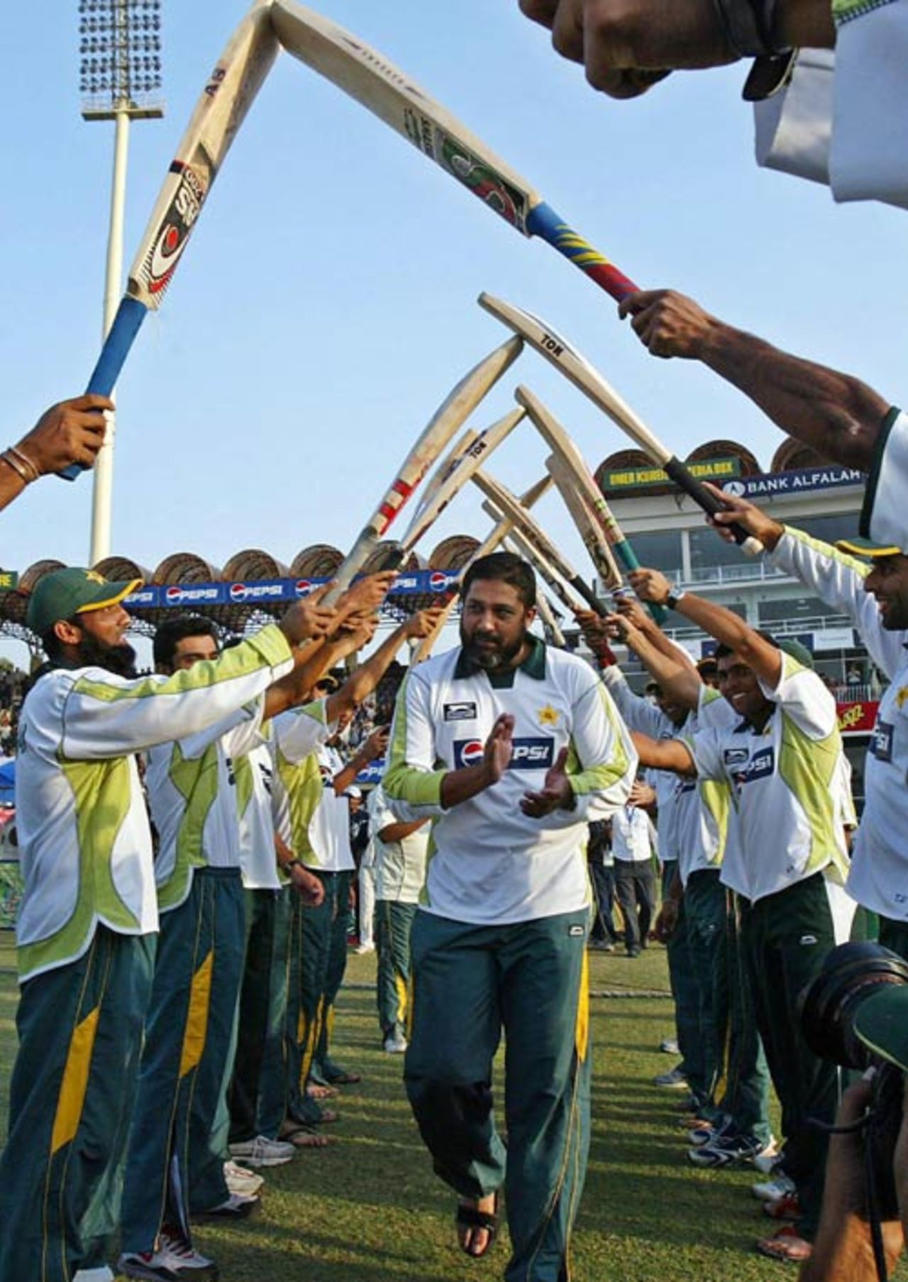 Inzamam-ul-Haq is given a guard of honour by his team-mates, Pakistan v South Africa, 2nd Test, Lahore, 5th day, October 12, 2007
