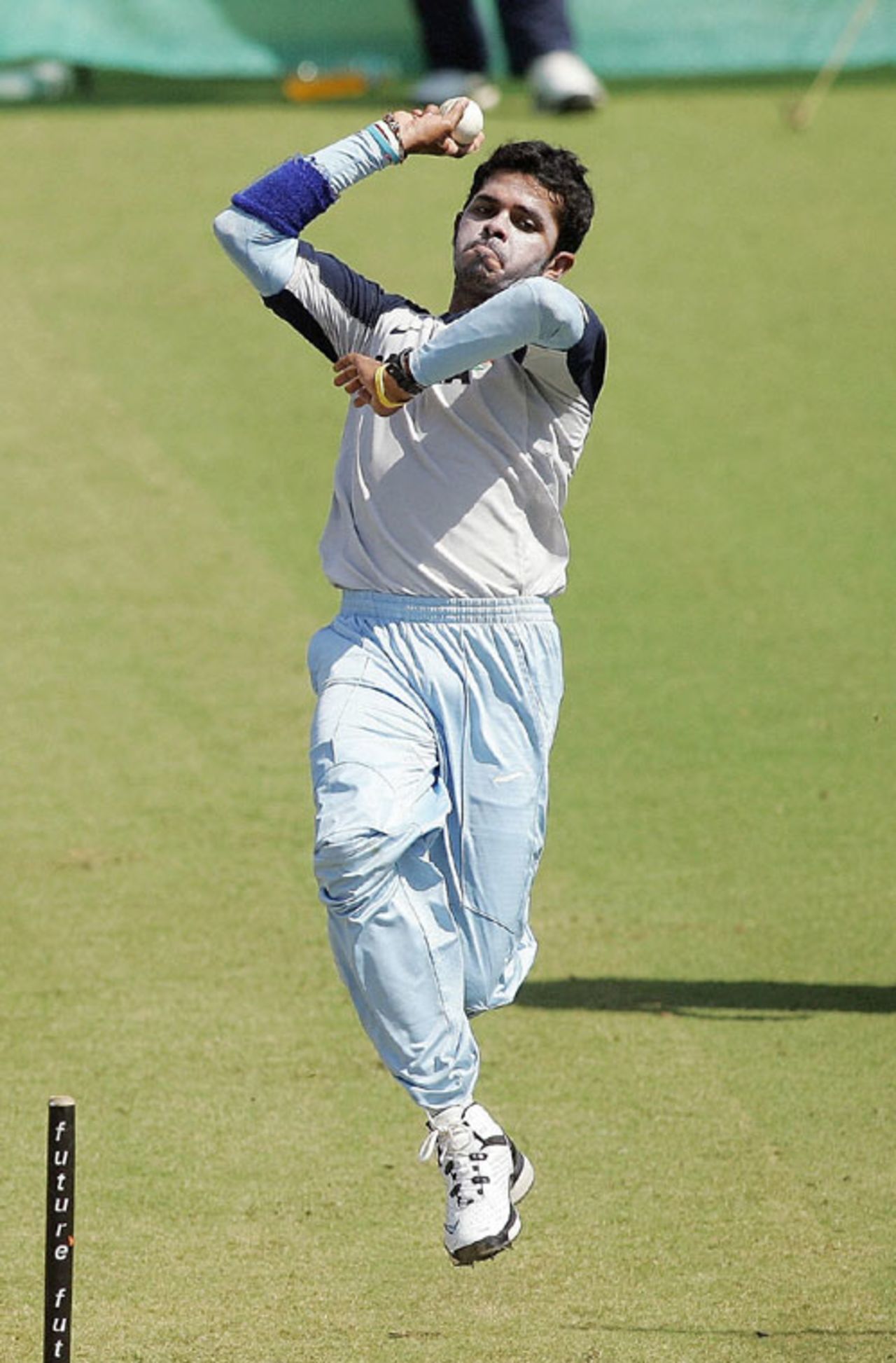 Sreesanth practises on the day before the sixth ODI, Nagpur, October 13, 2007