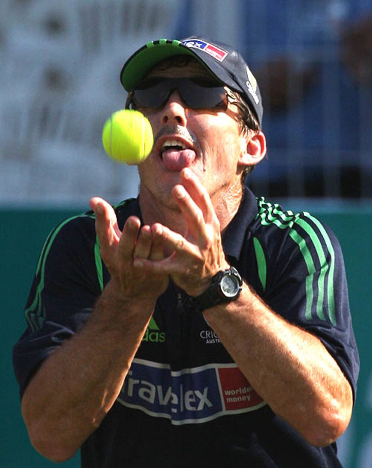 Brad Hogg practises catching with the tennis ball, Nagpur, October 13, 2007