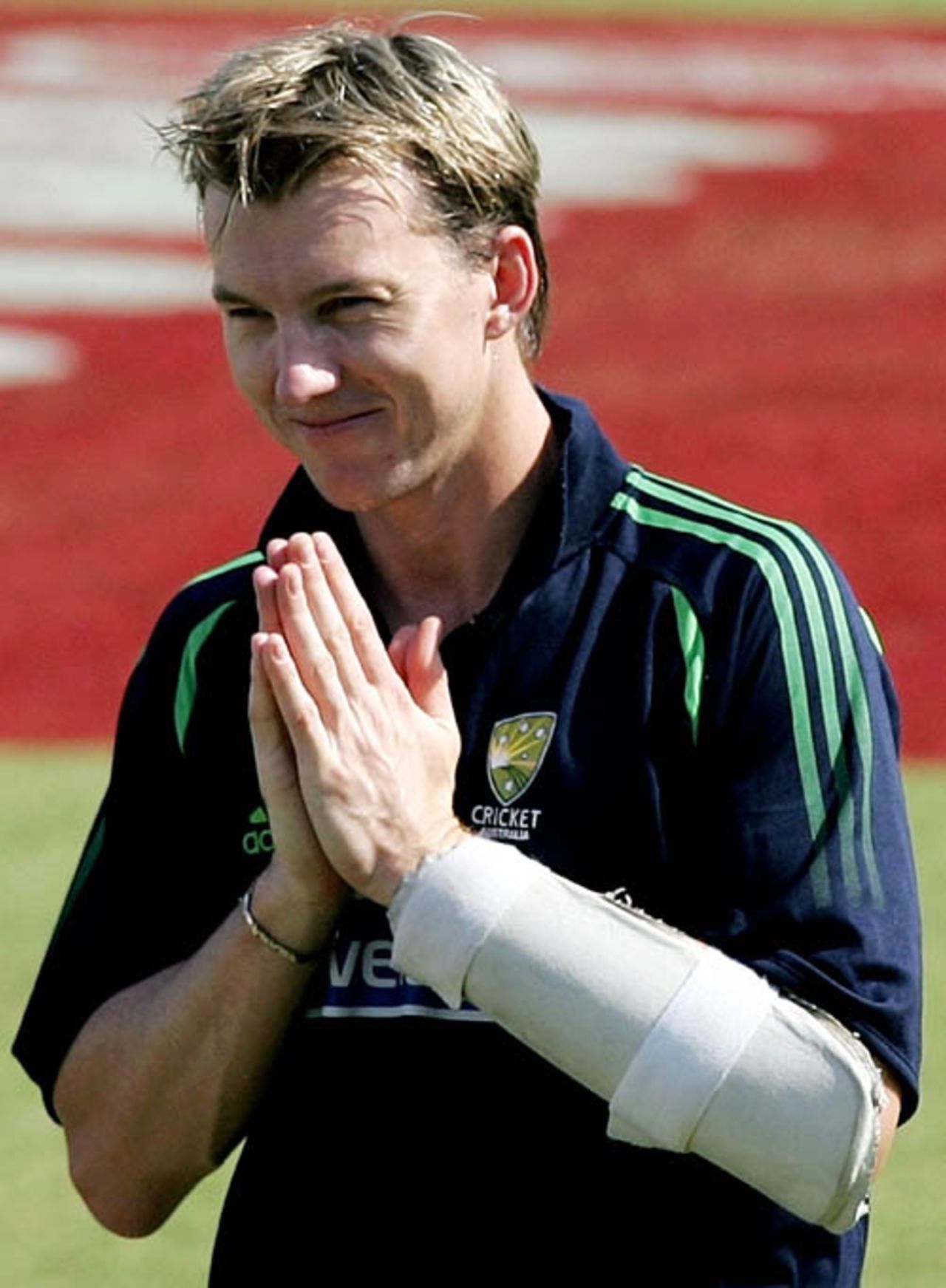 Brett Lee greets the fans watching the practice session, Nagpur, October 13, 2007