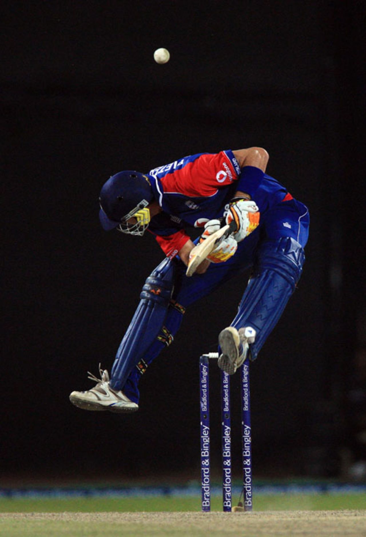 Kevin Pietersen takes evasive action against a snorter, Sri Lanka v England, 5th ODI, Colombo, October 13, 2007