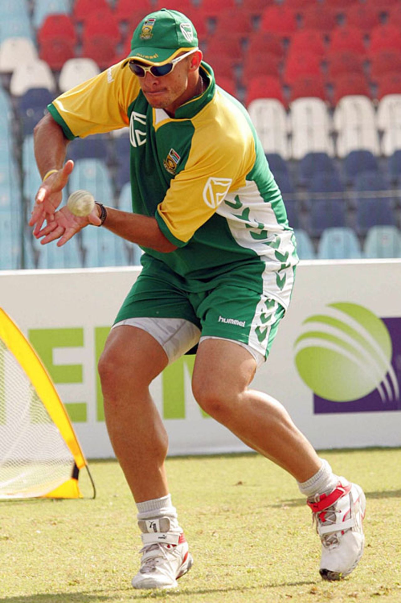 Andre Nel fields during training, Lahore, October 15, 2007
