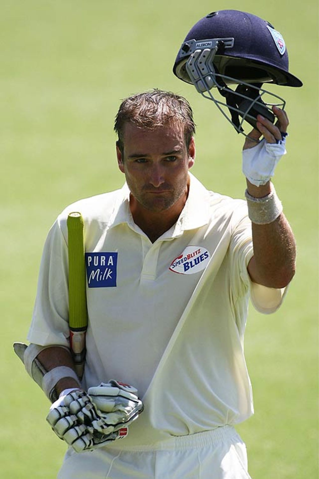 Phil Jaques acknowledges the applause of the crowd as he heads to lunch, Western Australia v New South Wales, Pura Cup, Perth, October 16, 2007
