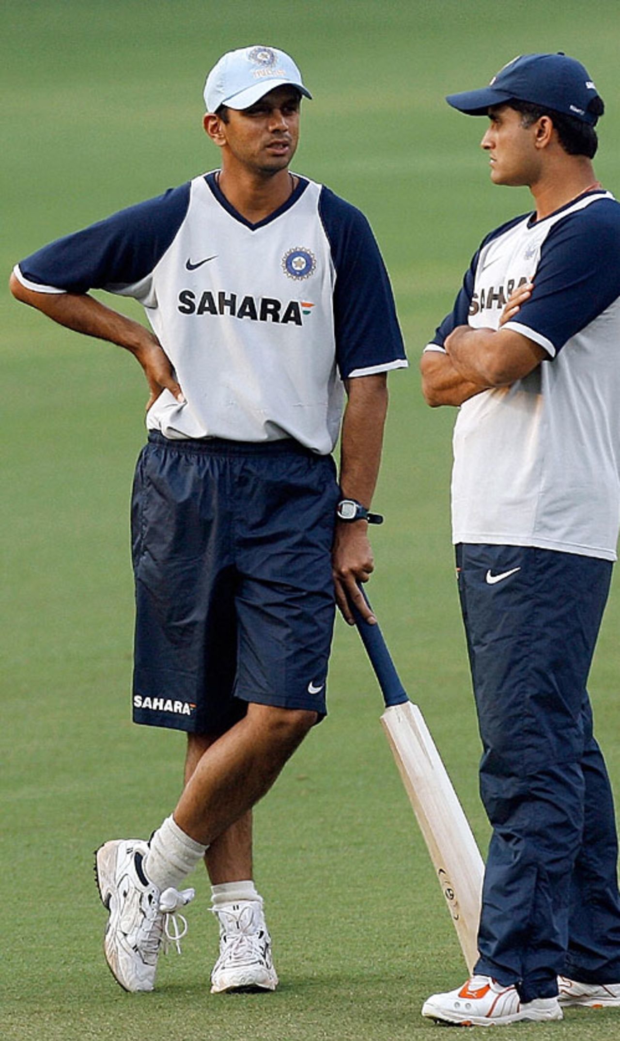 Rahul Dravid talks to Sourav Ganguly on the eve of the final ODI, Mumbai, October 16, 2007