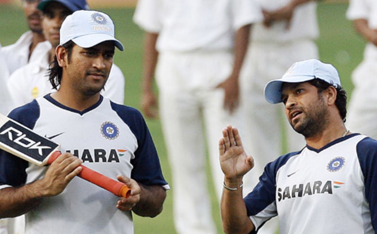 Sachin Tendulkar has some handy tips for Mahendra Singh Dhoni, Mumbai, October 16, 2007