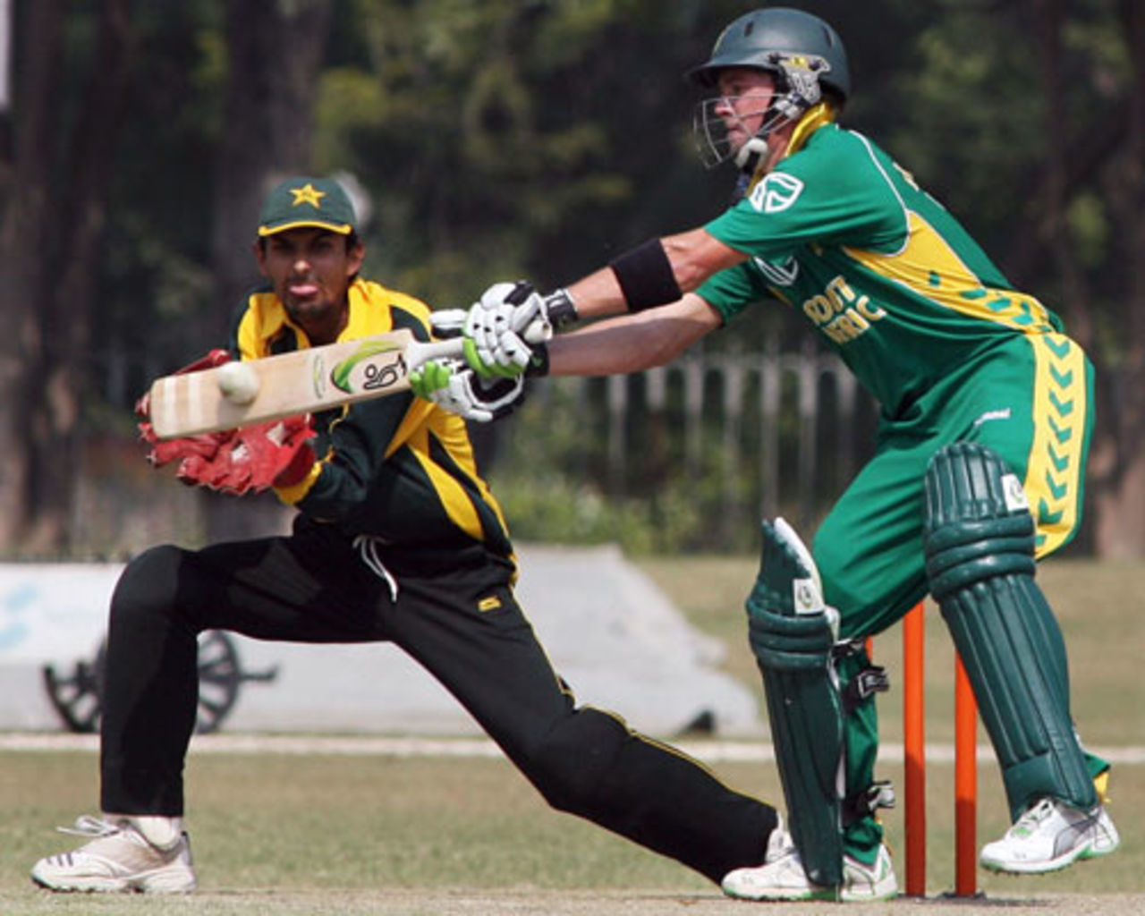 AB de Villiers chases a wide delivery, South Africans v PCB XI, warm-up match, Bagh-e-Jinnah Stadium, October 16, 2007